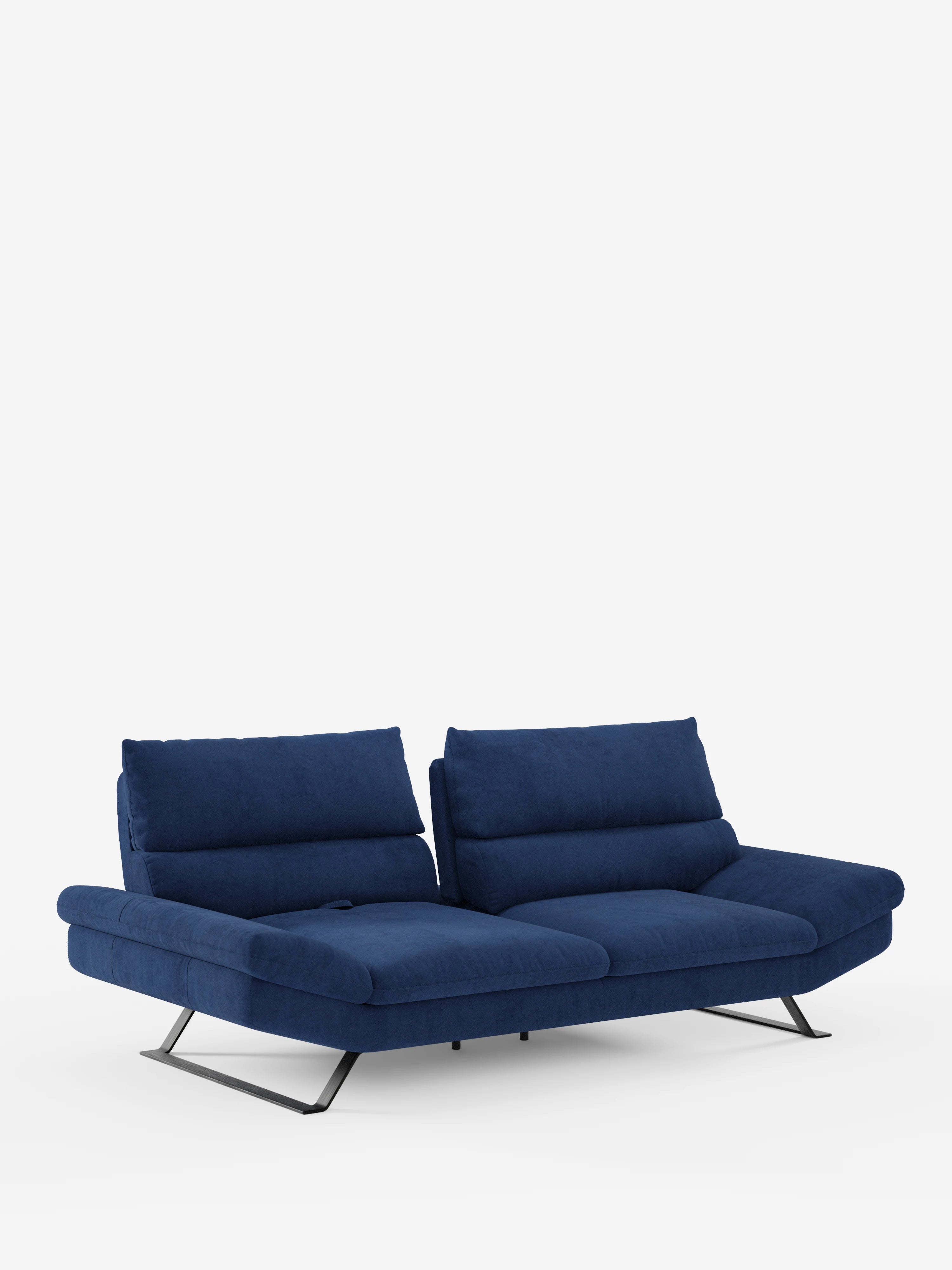 Un divano Eclipse in stile contemporaneo di divitt.sbs, caratterizzato da due ampie sedute in microfibra T11 blu scuro smacchiabile, schienali regolabili e traslanti e eleganti gambe alte in metallo nero. Il design minimalista, con la sua linea bassa che si staglia su uno sfondo bianco a tinta unita, conferisce a questo divano moderno un aspetto lussuoso e un comfort modulabile per sedersi in totale relax.