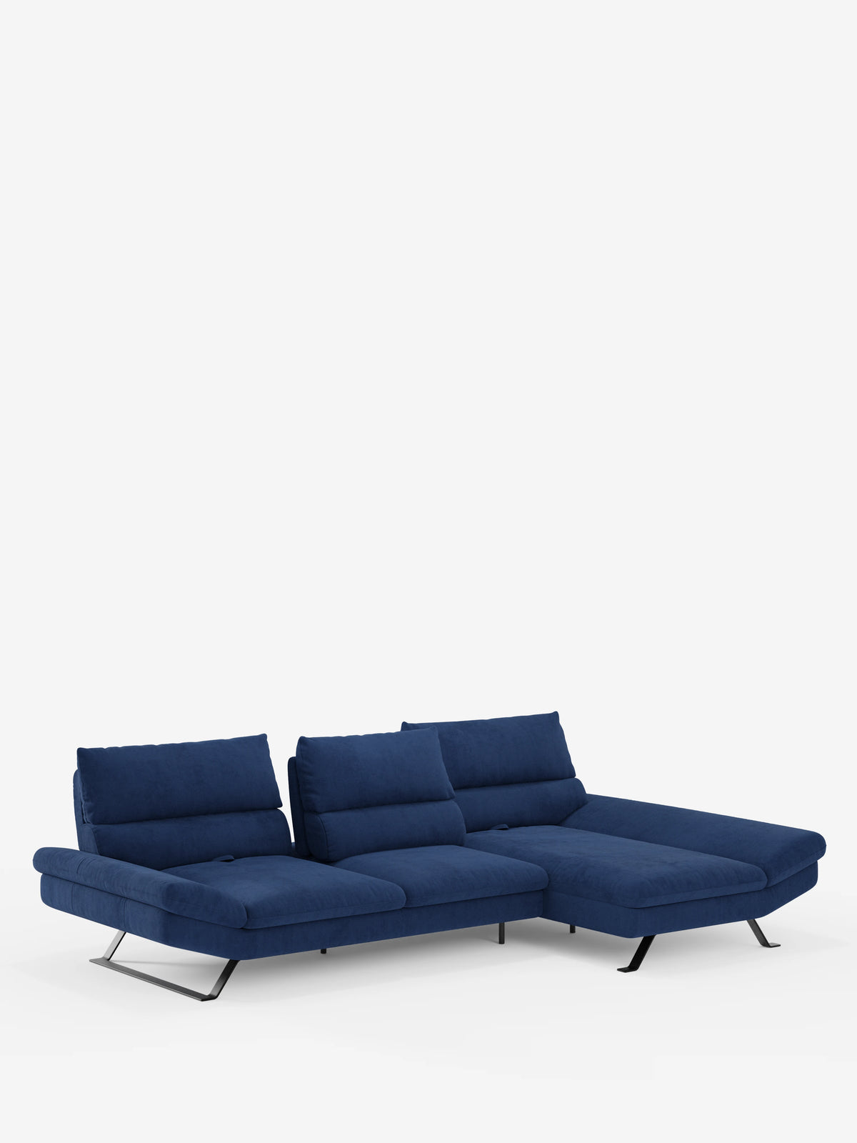 Scopri il divano angolare Eclipse con penisola e schienali traslanti in microfibra tecnica smacchiabile T11 di divitt.sbs: un moderno divano componibile blu navy a tre posti con chaise longue allungata posizionata sulla destra. Il divano è dotato di schienali regolabili per un comfort personalizzato e poggia su sottili gambe in metallo nero, che risaltano con eleganza sullo sfondo bianco a tinta unita.
