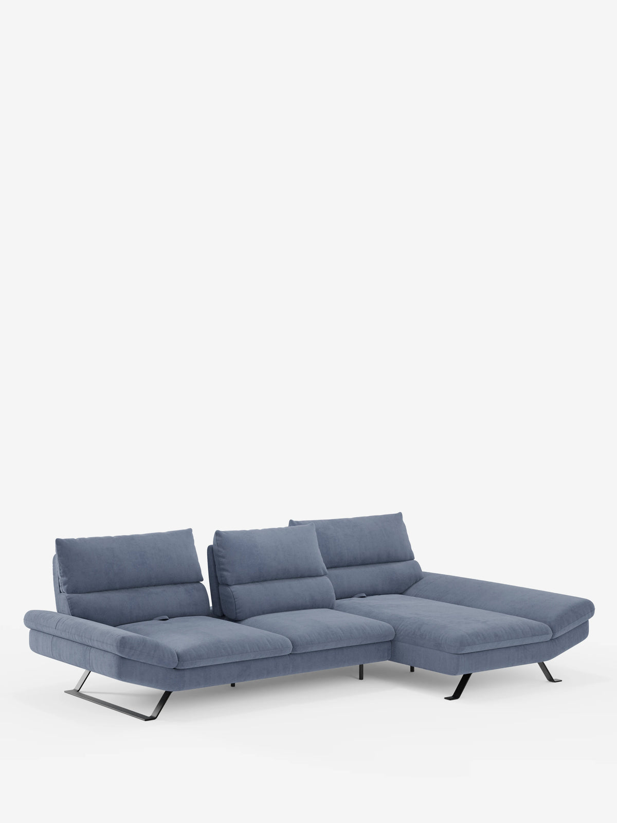 Il divano angolare Eclipse con penisola e schienali traslanti in microfibra tecnica smacchiabile T11 di divitt.sbs è un moderno divano componibile blu caratterizzato da schienali regolabili (schienali traslanti) ed eleganti gambe in metallo nero, che risaltano su uno sfondo bianco. La chaise longue si estende verso destra, con cuscini morbidi e confortevoli che esaltano l’aspetto contemporaneo ed elegante del divano.