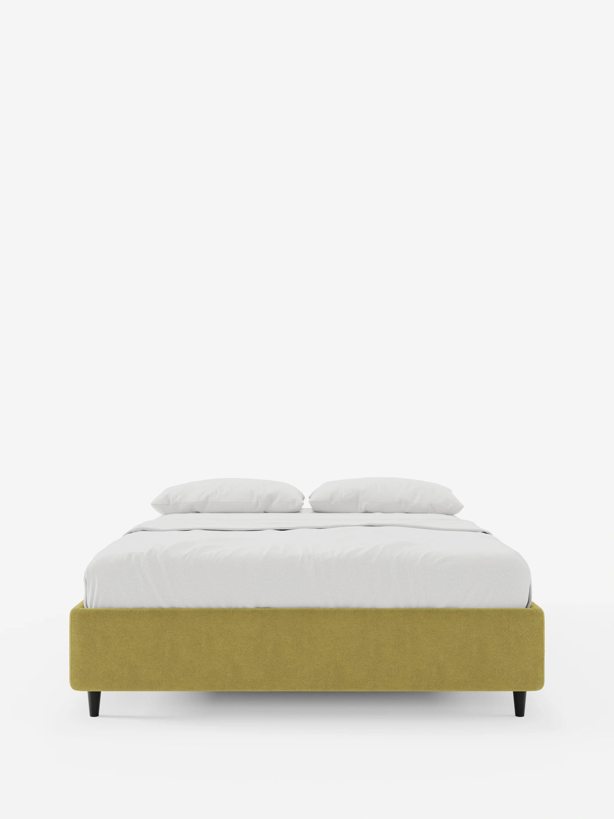 Il letto sommier imbottito ERON con vano contenitore in tessuto impermeabile certificato Oeko-Tex è un letto imbottito dal profilo basso, di colore giallo senape, con sottili gambe nere, rivestito con biancheria da letto bianca su uno sfondo chiaro e semplice.