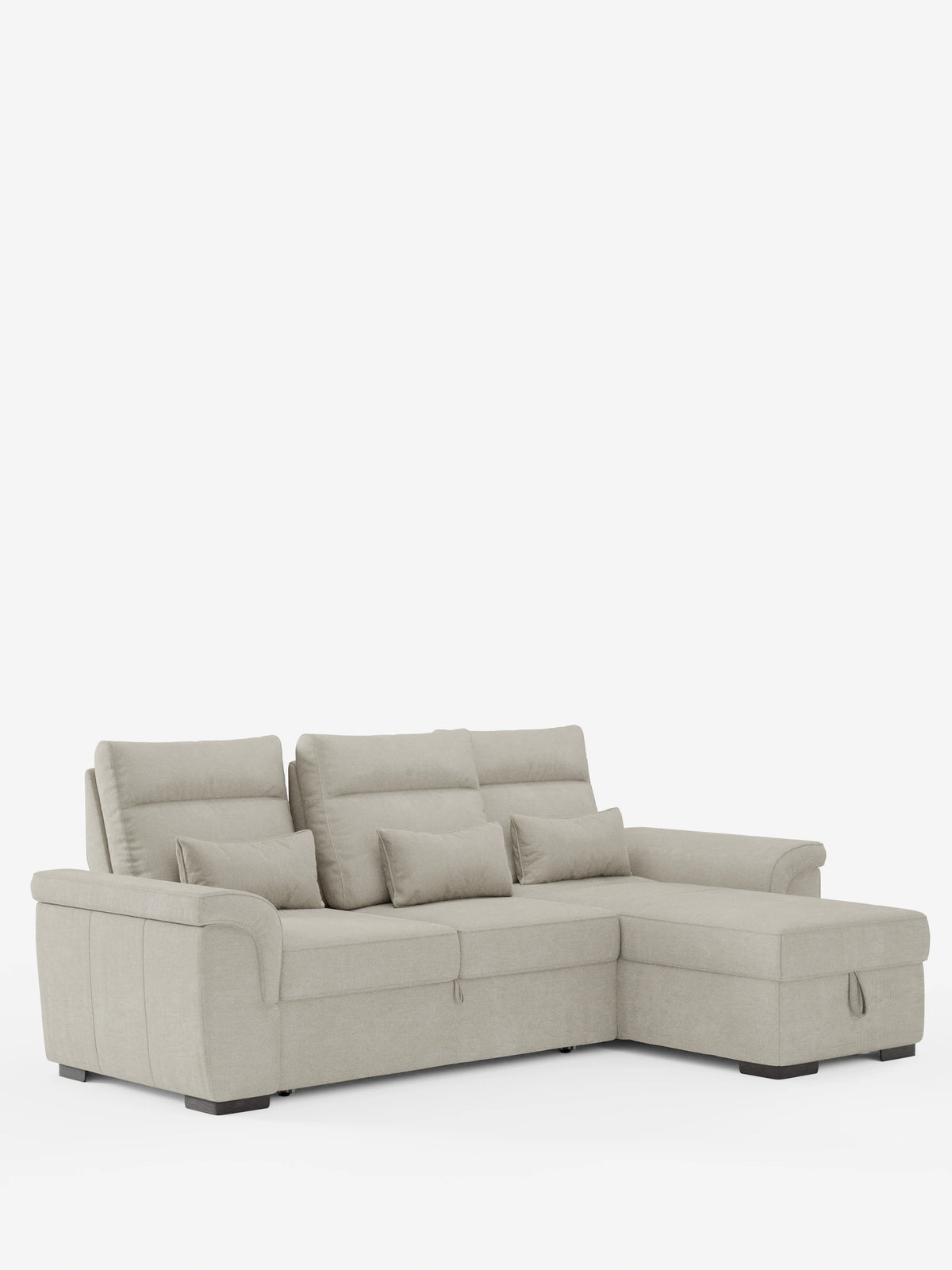 Un divano letto angolare Ischia color beige chiaro con schienali scorrevoli, elemento estraibile e penisola contenitore in tessuto antimacchia misto lino, dotato di tre schienali, tre cuscini piccoli e un letto estraibile, su sfondo bianco.