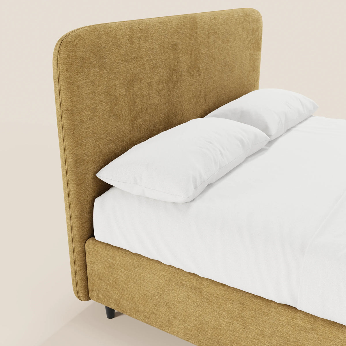 Il letto KAELOS minimal imbottito di Letti.store presenta una testiera alta e arrotondata rivestita in ciniglia e piedini alti, con una struttura coordinata e biancheria da letto bianca impreziosita da due cuscini rettangolari, il tutto su uno sfondo chiaro e a tinta unita.