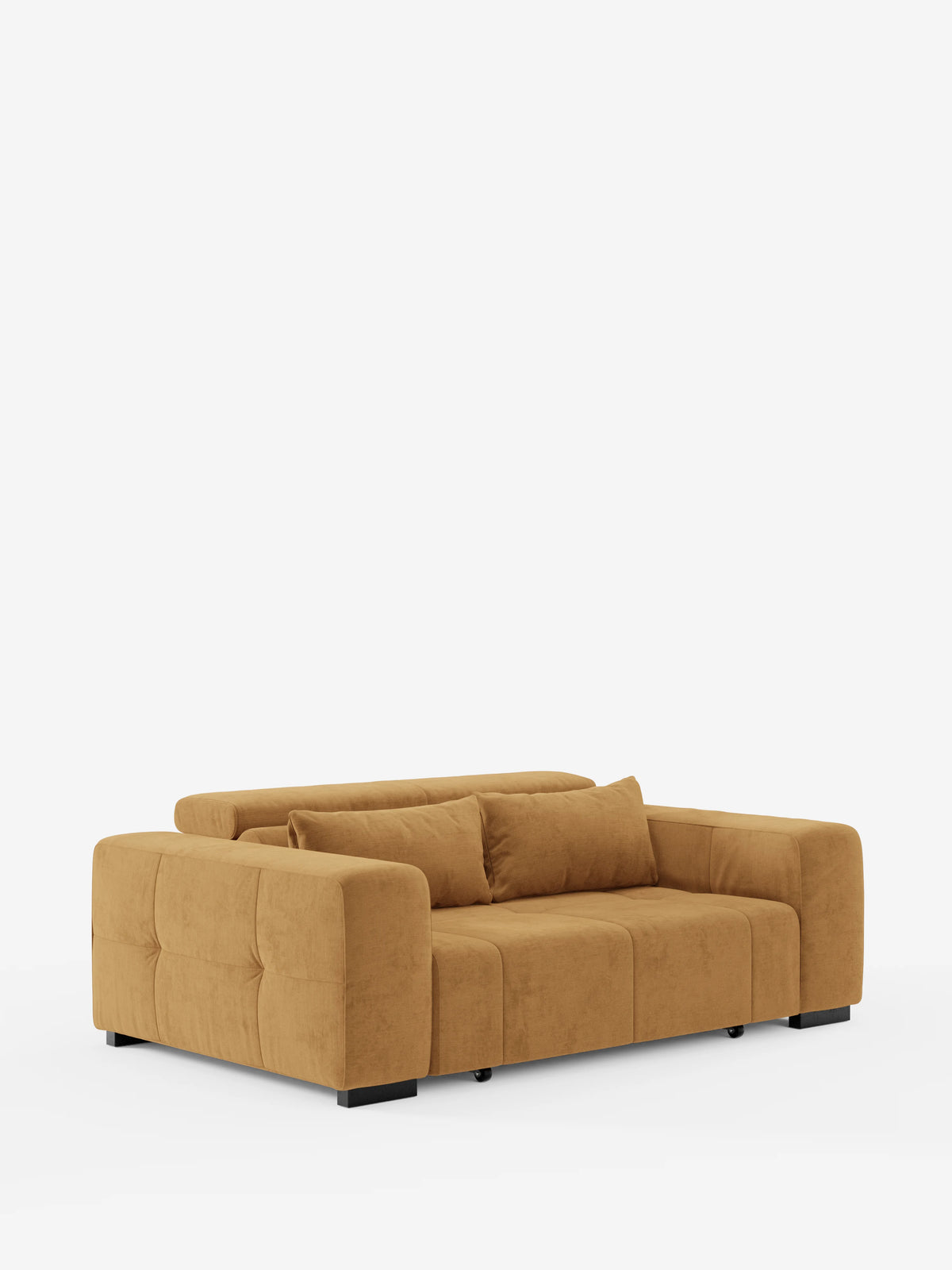 Un divano Monarch Divano con Relax Elettrico di divitt.sbs, color giallo senape, caratterizzato da una silhouette moderna e squadrata con morbidi cuscini rivestiti in tessuto T31 di facile pulizia e due cuscini decorativi abbinati, poggia su corte gambe nere su uno sfondo bianco a tinta unita: le sue linee pulite e il poggiatesta reclinabile incarnano perfettamente lo stile sofisticato del design italiano contemporaneo.