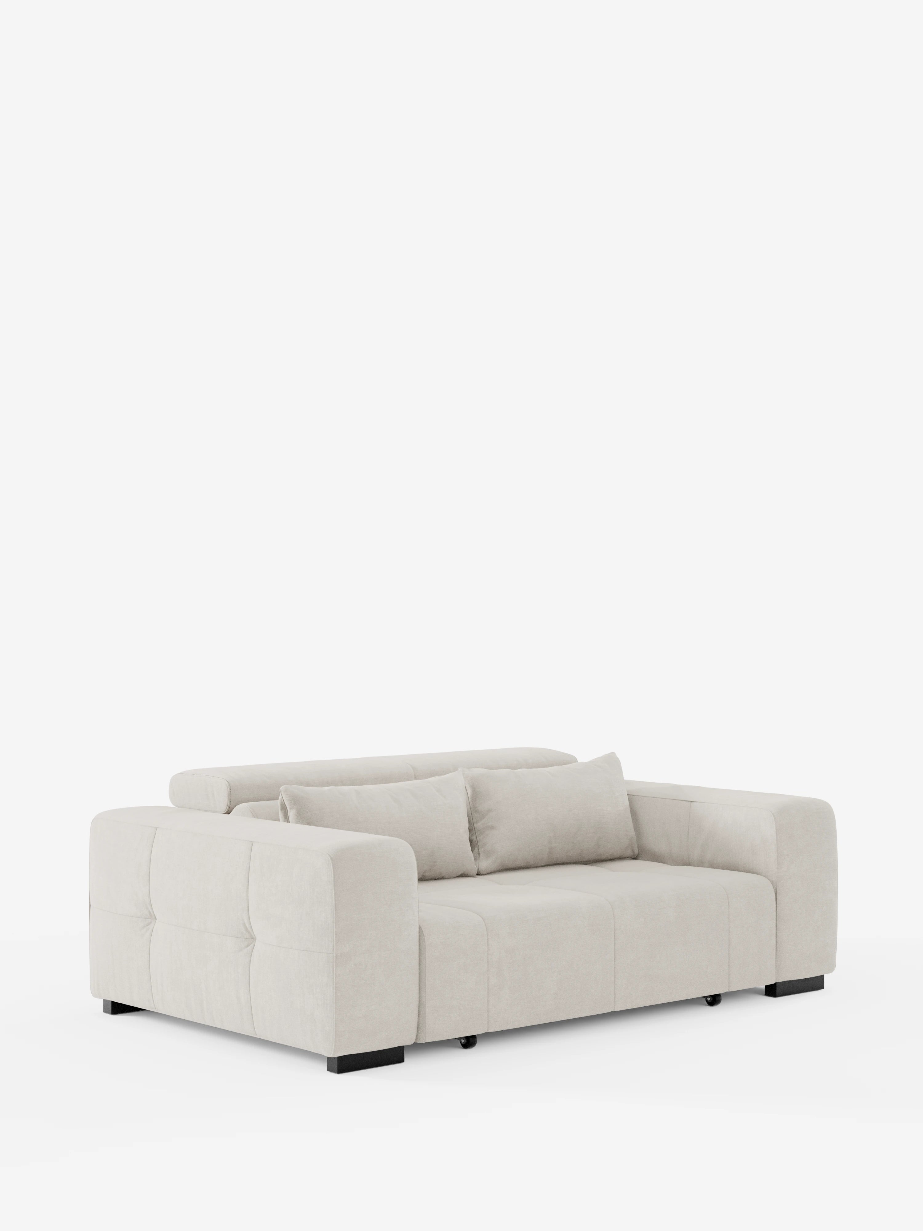 Un divano Monarch Divano con Relax Elettrico di divitt.sbs, dal design contemporaneo e dal profilo basso, in beige chiaro, caratterizzato da braccioli squadrati, morbidi cuscini di seduta e schienale, due cuscini decorativi abbinati e piedini rettangolari neri, rivestito in morbido tessuto T31 antimacchia, con sedute estensibili e poggiatesta reclinabile — il tutto su uno sfondo bianco a tinta unita.