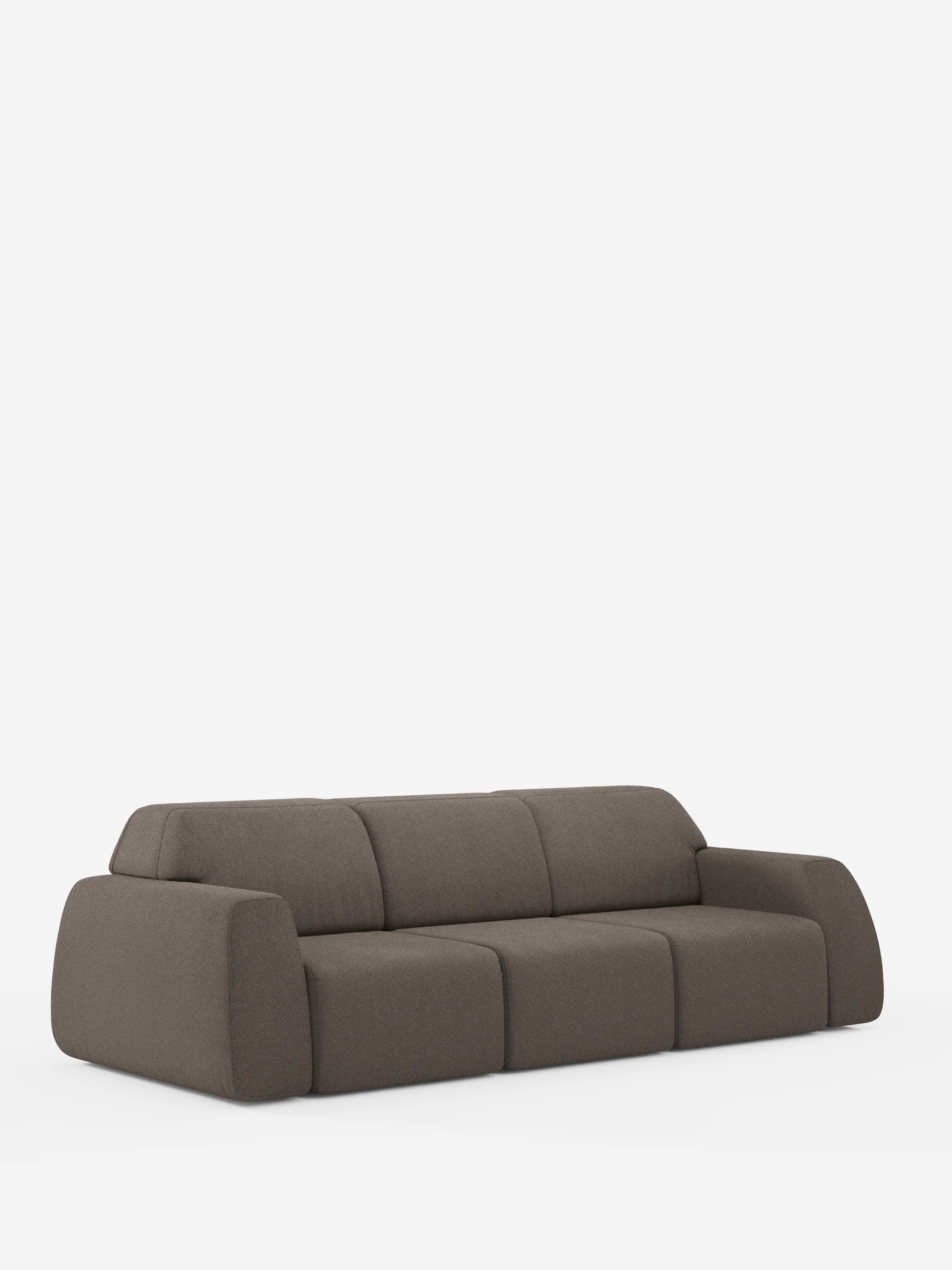 Un divano Orbit moderno e minimalista, di colore marrone, con 3 sedute scorrevoli e allungabili, rivestito in tessuto effetto cotone antimacchia T33 di divitt.sbs, caratterizzato da bordi arrotondati e cuscini spessi e morbidi. Il divano è dotato di sezioni di seduta scorrevoli in modo indipendente ed è rivestito in un tessuto liscio ed facile da pulire con effetto cotone. È raffigurato su uno sfondo bianco a tinta unita.