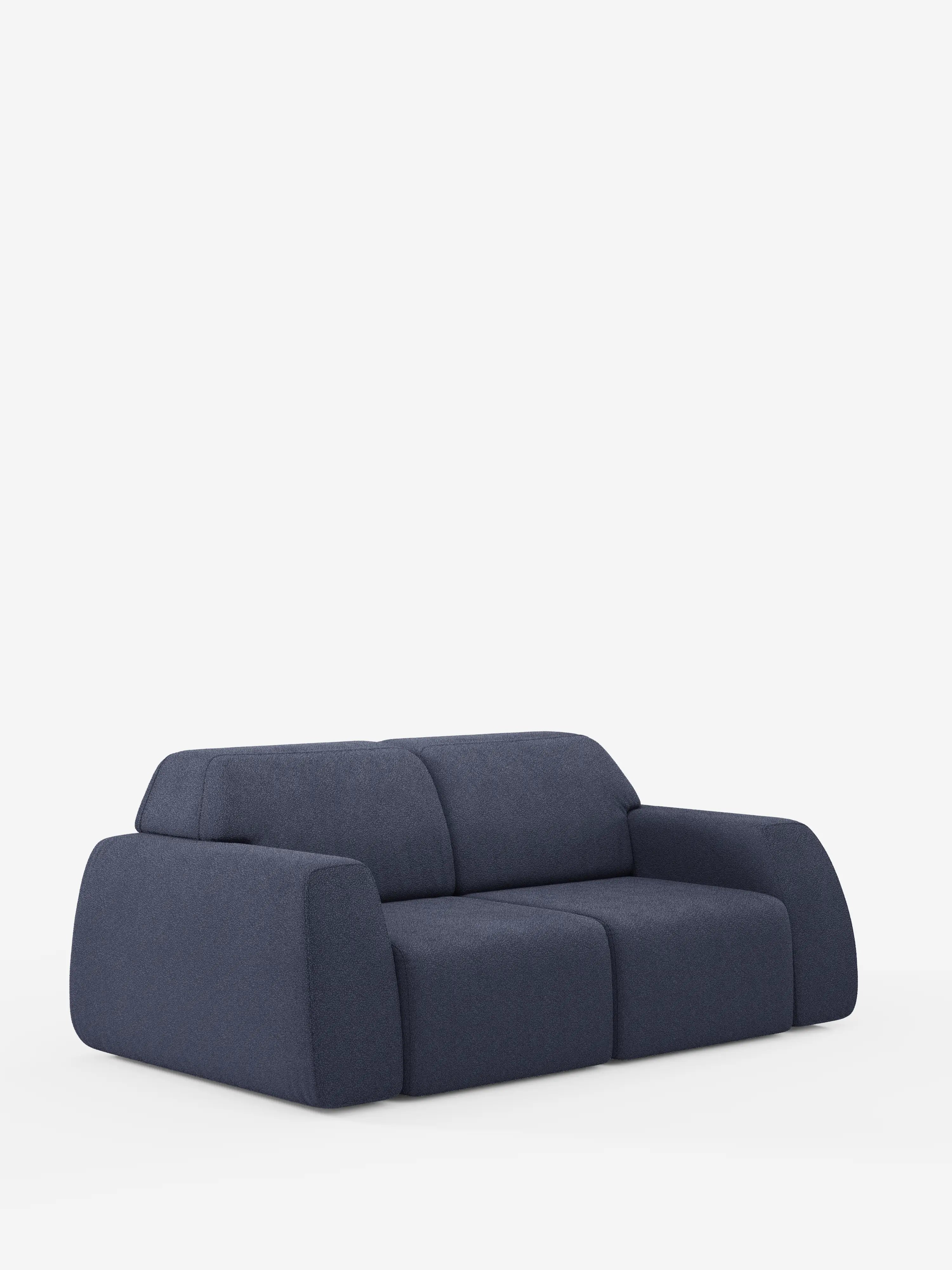 Un divano a 3 posti Orbit in stile contemporaneo di divitt.sbs, rivestito in tessuto T33 effetto cotone blu scuro e resistente alle macchie, spicca su uno sfondo bianco a tinta unita. I rivestimenti completamente sfoderabili ne facilitano la manutenzione, mentre i morbidi bordi arrotondati e gli ampi braccioli ne esaltano il fascino minimalista. I morbidi cuscini della seduta e dello schienale sono dotati di sedute scorrevoli per garantire comfort e flessibilità personalizzabili.