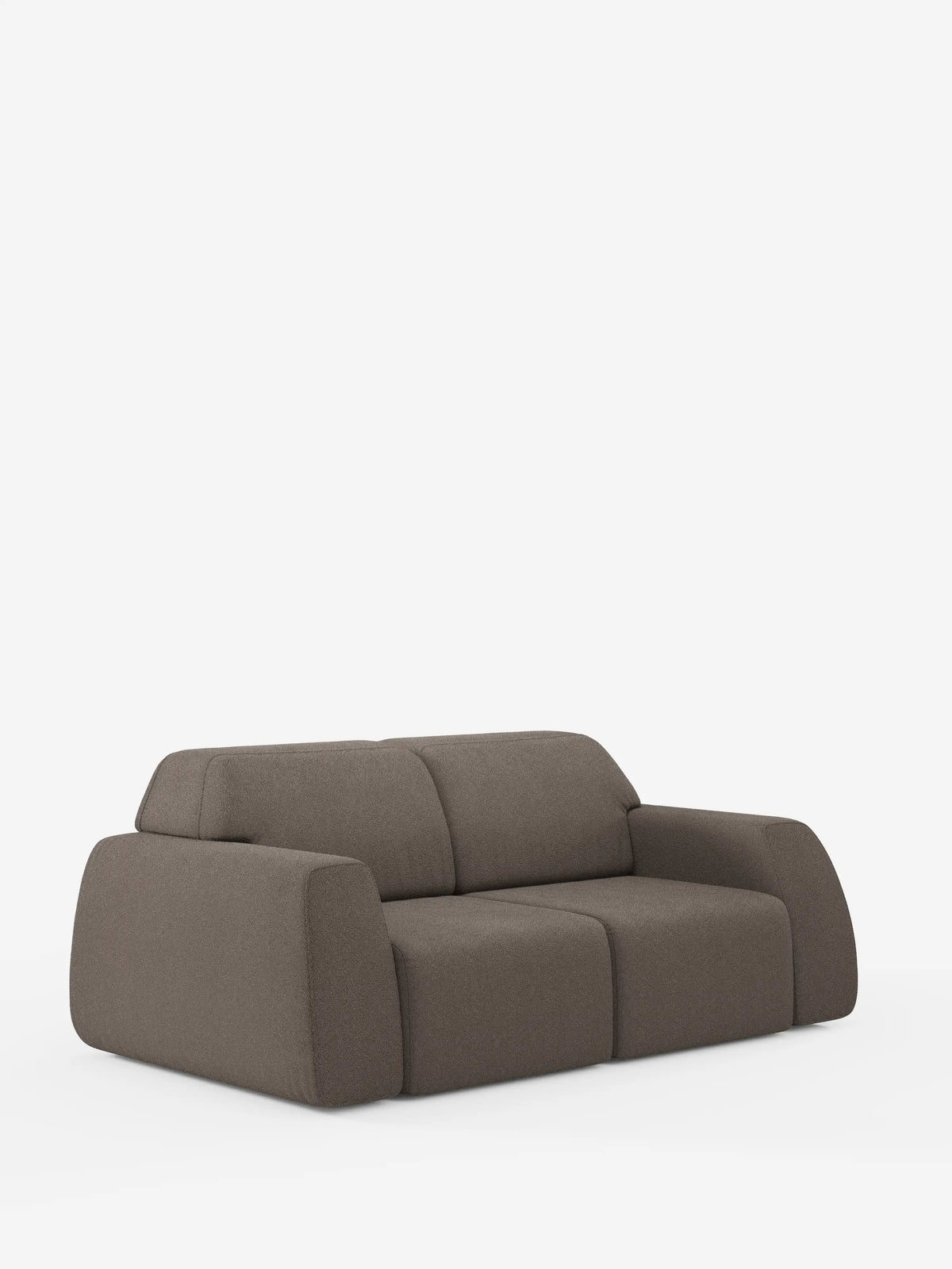 Il divano Orbit a 2 e 3 posti con sedute scorrevoli di divitt.sbs si staglia su uno sfondo bianco, sfoggiando un design moderno nei toni del marrone con morbidi cuscini arrotondati e ampi braccioli. Caratterizzato da una silhouette bassa e squadrata che riflette un design contemporaneo, questo divano è rivestito in tessuto smacchiabile effetto cotone T33 — completamente sfoderabile per una facile pulizia — e offre una seduta confortevole grazie al materiale morbido al tatto.
