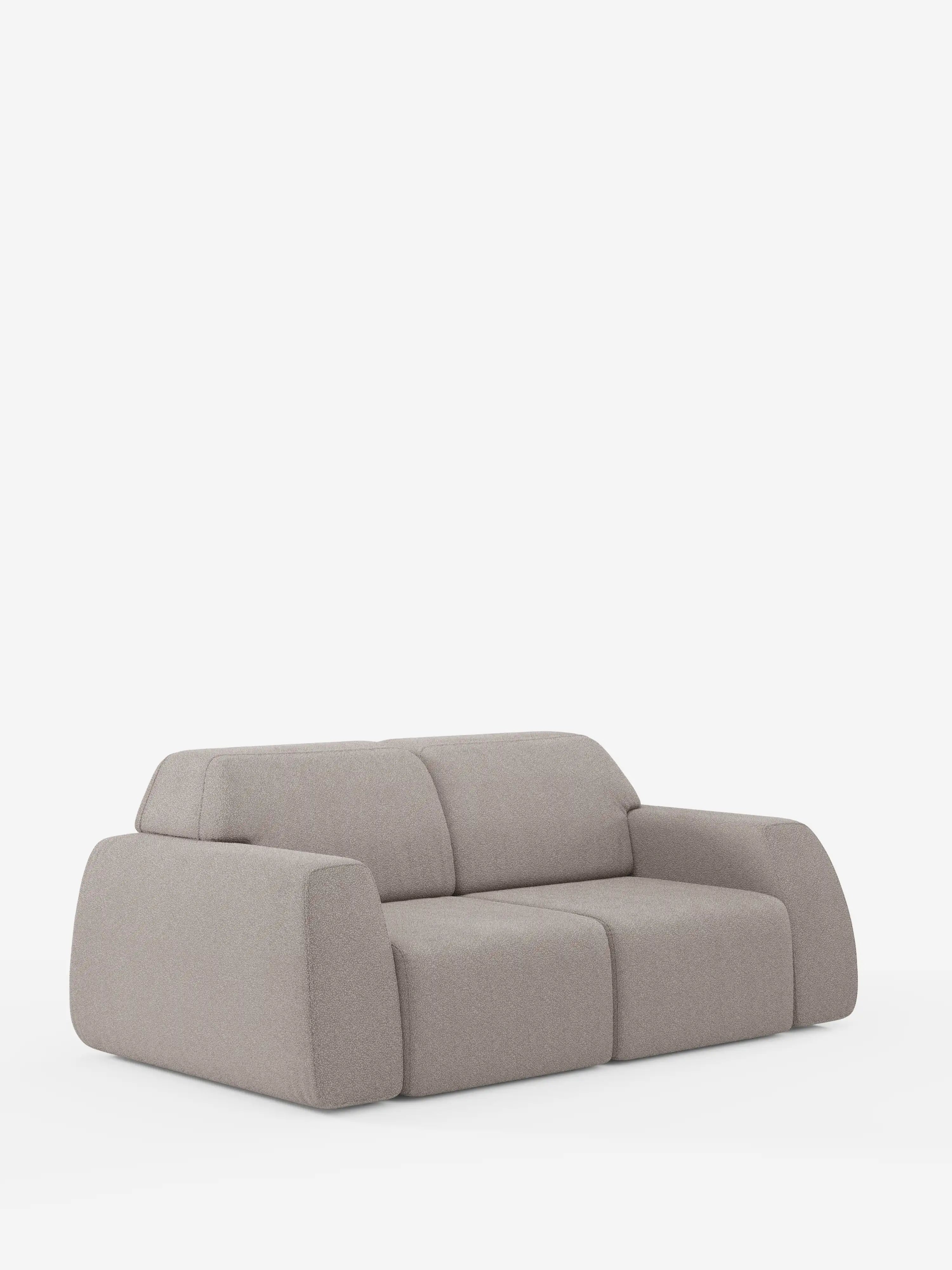 Un divano a tre posti Orbit di divitt.sbs, dal design moderno e minimalista in grigio chiaro, caratterizzato da ampi braccioli arrotondati e morbidi cuscini, spicca su uno sfondo bianco. Questo divano moderno presenta un profilo basso e un aspetto morbido e accogliente, con due sezioni di seduta. Il rivestimento, completamente sfoderabile, è realizzato in tessuto T33 effetto cotone, facile da pulire.