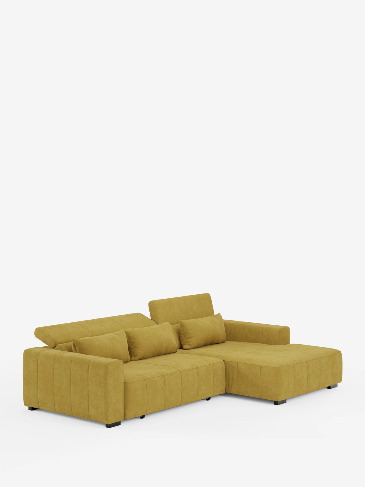Il divano angolare Doric con penisola e sedute allungabili con funzione relax elettrica di Divani.Il modello Store, qui presentato in un moderno tessuto giallo senape, è dotato di una chaise longue sul lato destro, schienali bassi con due poggiatesta regolabili, rivestimento trapuntato antimacchia (T23) e quattro cuscini rettangolari abbinati, il tutto su uno sfondo bianco a tinta unita.