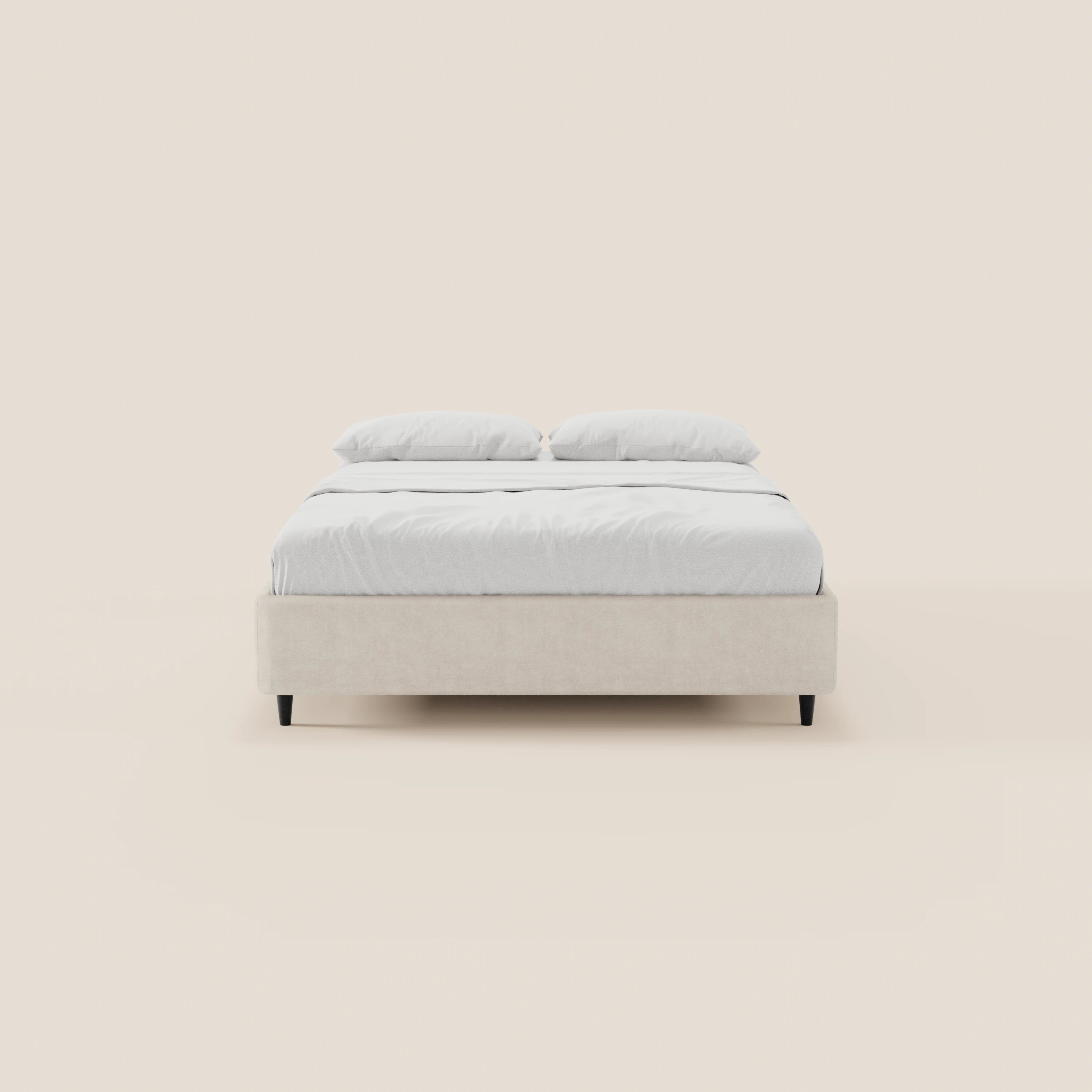 Il letto sommier imbottito ERON di Letti.store è rivestito in tessuto impermeabile Oeko-Tex color beige chiaro, presenta gambe corte scure, un lenzuolo con angoli bianco e due cuscini bianchi. Ripreso di fronte su uno sfondo chiaro e semplice, presenta un look minimalista e moderno.