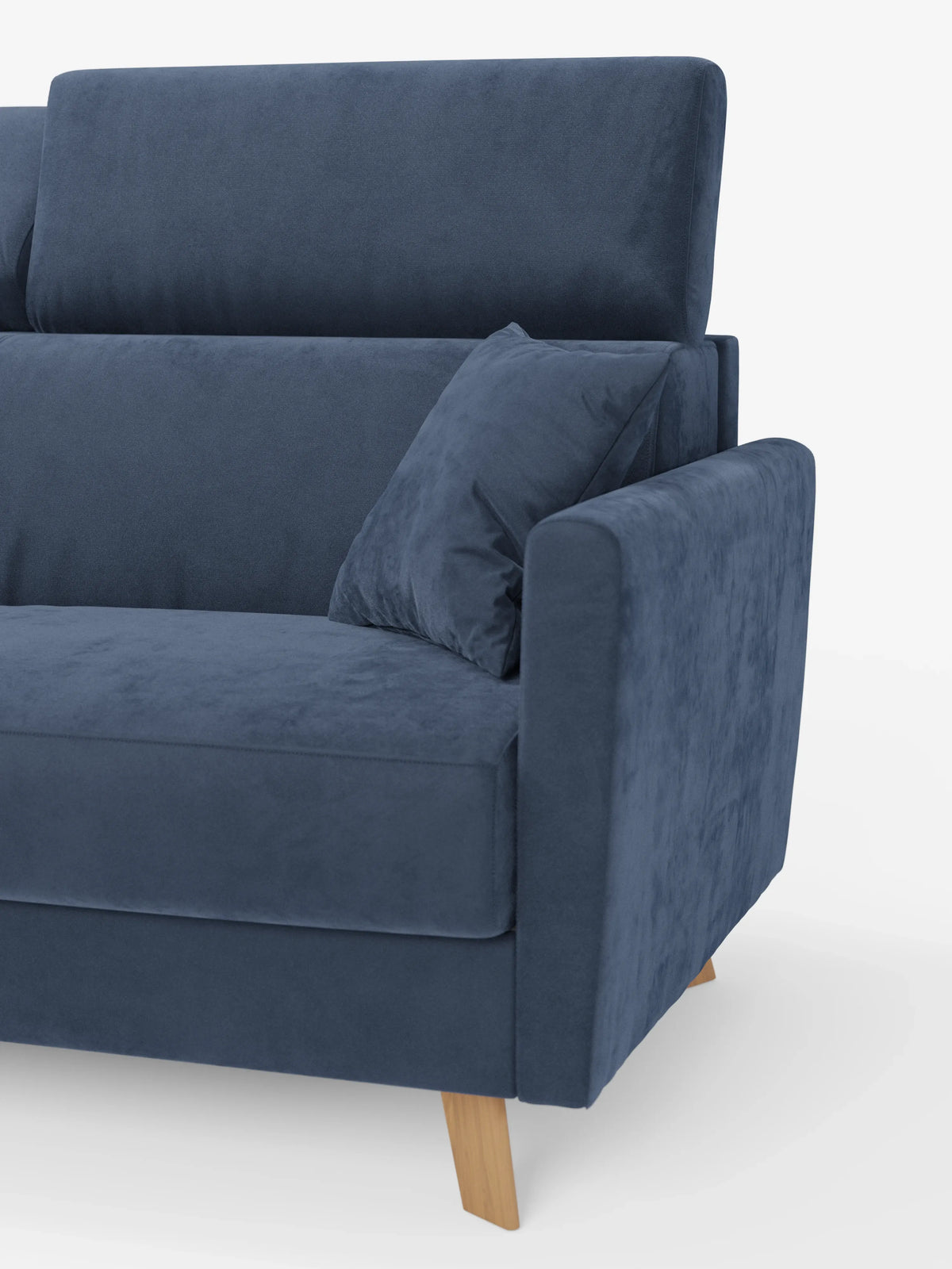 Un primo piano del divano letto Francy con poggiatesta regolabili di divitt.sbs, un moderno divano a due posti blu navy rivestito in elegante tessuto T30 antimacchia, caratterizzato da morbidi cuscini, un cuscino decorativo abbinato e gambe in legno chiaro. Su uno sfondo bianco a tinta unita è visibile solo il lato destro di questo divano con rivestimento completamente sfoderabile.