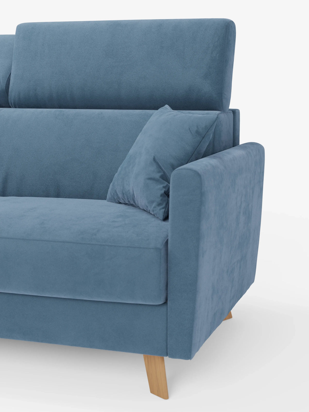 Viene mostrato un primo piano del divano letto Francy con poggiatesta regolabili di divitt.sbs. Questo divano moderno ed elegante, rivestito in raffinato tessuto T30 blu resistente alle macchie, presenta cuscini di seduta spessi, uno schienale alto con poggiatesta regolabili, braccioli angolati e gambe in legno. Perfetto come divano a due posti di grande stile o come pratico divano letto per ambienti contemporanei, è dotato di un cuscino blu abbinato appoggiato sul bracciolo. Lo sfondo è bianco a tinta