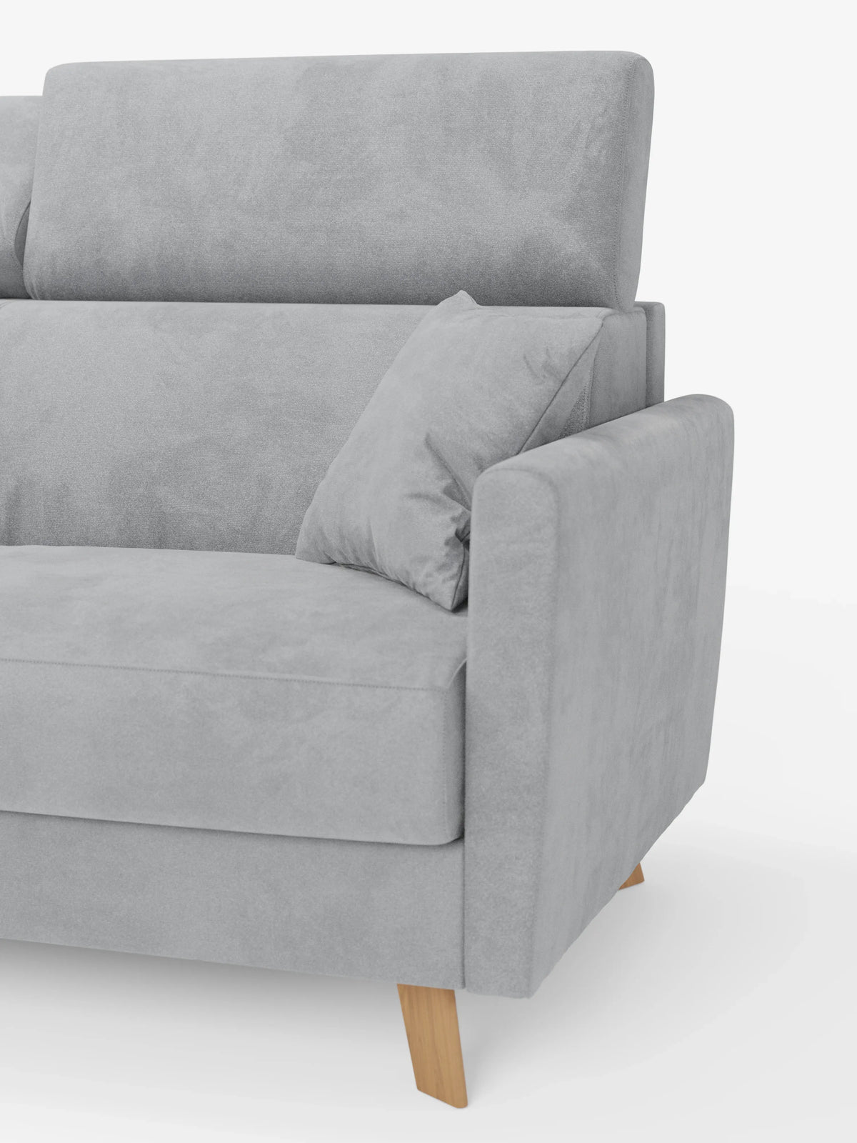 Un moderno divano letto Francy con poggiatesta regolabili di divitt.sbs, rivestito in tessuto T30 grigio chiaro, morbido e liscio, 100% sfoderabile e antimacchia. Questo divano a 3 posti presenta gambe in legno, uno schienale alto con poggiatesta regolabili, un bracciolo sul lato destro ed è corredato da un cuscino decorativo abbinato. È raffigurato su uno sfondo bianco a tinta unita che ne esalta le linee pulite e l’eleganza contemporanea.