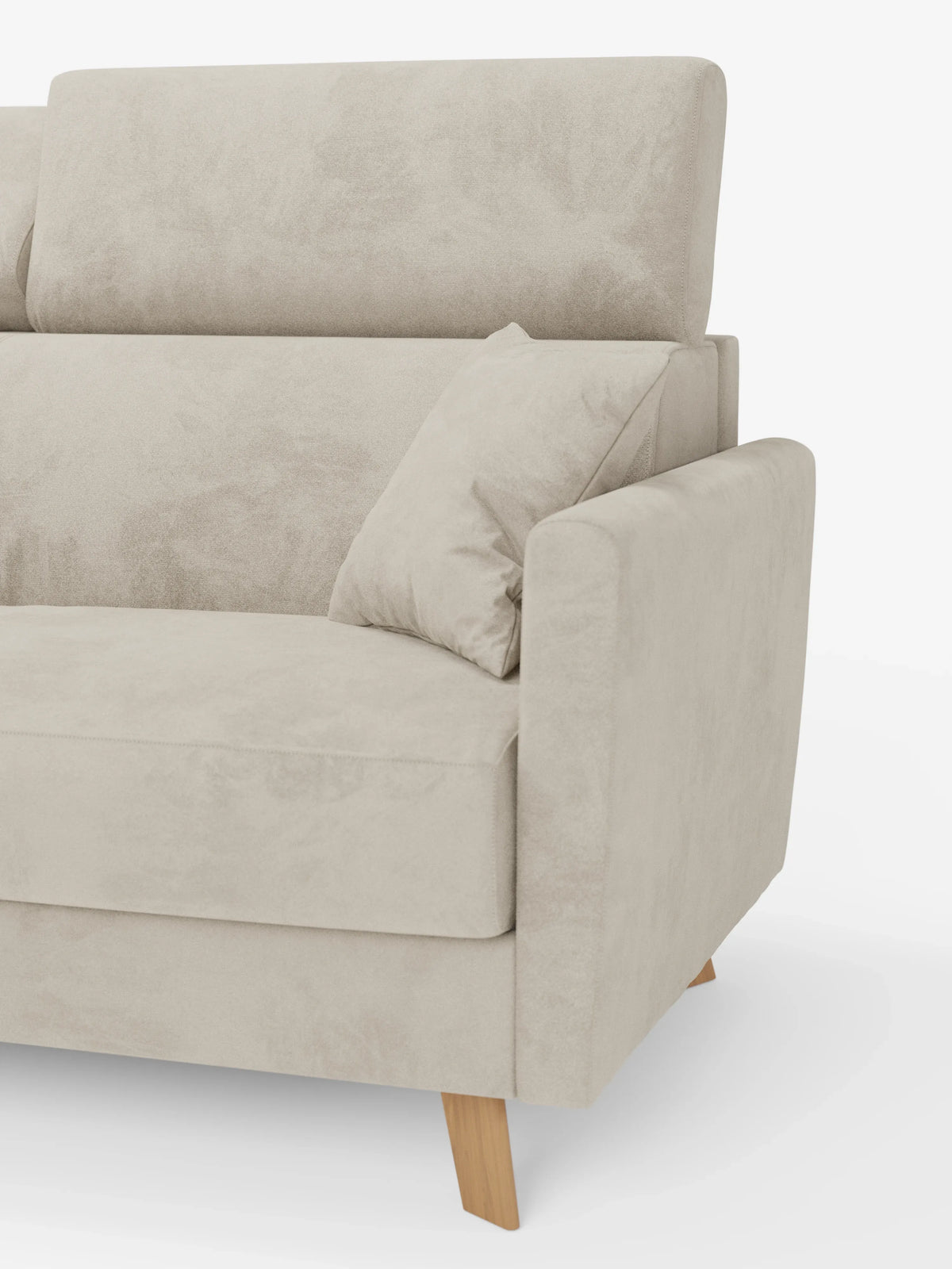 Vista parziale del divano letto Francy con poggiatesta regolabili di divitt.sbs, rivestito in elegante tessuto T30 resistente alle macchie, color beige chiaro. Caratterizzato da morbidi cuscini, braccioli angolati, un cuscino coordinato e gambe corte in legno chiaro, questo divano con rivestimento sfoderabile al 100% è presentato su uno sfondo bianco a tinta unita. Il design raffinato si integra facilmente in qualsiasi ambiente in stile moderno.