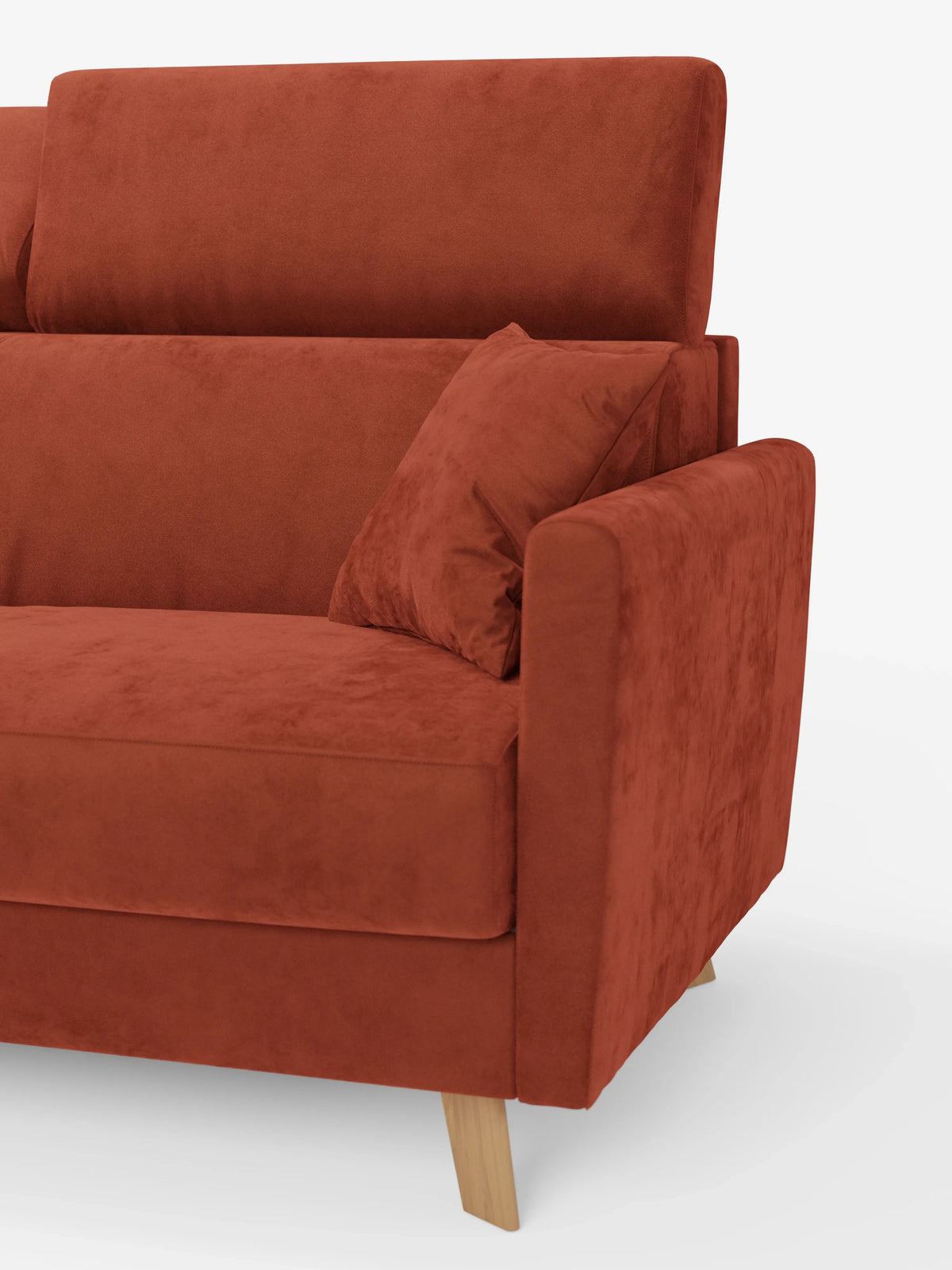 Un primo piano del divano letto Francy con poggiatesta regolabili di divitt.sbs — un elegante divano ideale come divano a 2 e 3 posti — che mostra il bracciolo destro, il cuscino coordinato e lo schienale imbottito. Questo divano in stile moderno presenta gambe in legno chiaro e un design morbido e contemporaneo, realizzato in elegante tessuto smacchiabile T30, sfoderabile al 100%, che risalta su uno sfondo bianco a tinta unita.