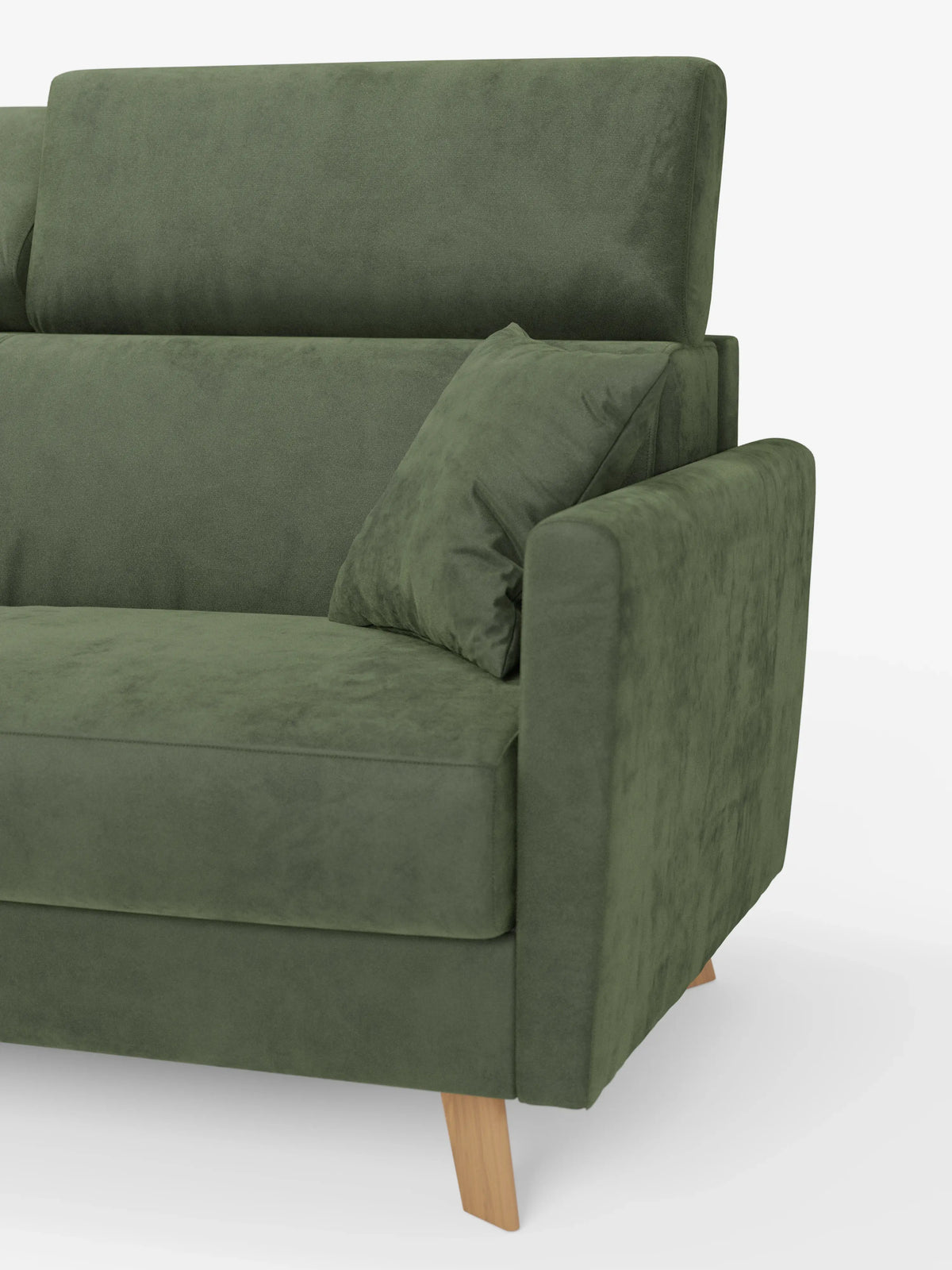 Un primo piano del divano letto Francy con poggiatesta regolabili di divitt.sbs, rivestimento sfoderabile al 100% e realizzato in elegante tessuto T30 resistente alle macchie. Questo moderno divano verde presenta un cuscino coordinato, gambe angolate in legno, braccioli spessi e uno schienale alto, che gli conferiscono un aspetto elegante e contemporaneo su uno sfondo bianco a tinta unita. È visibile solo metà del divano.