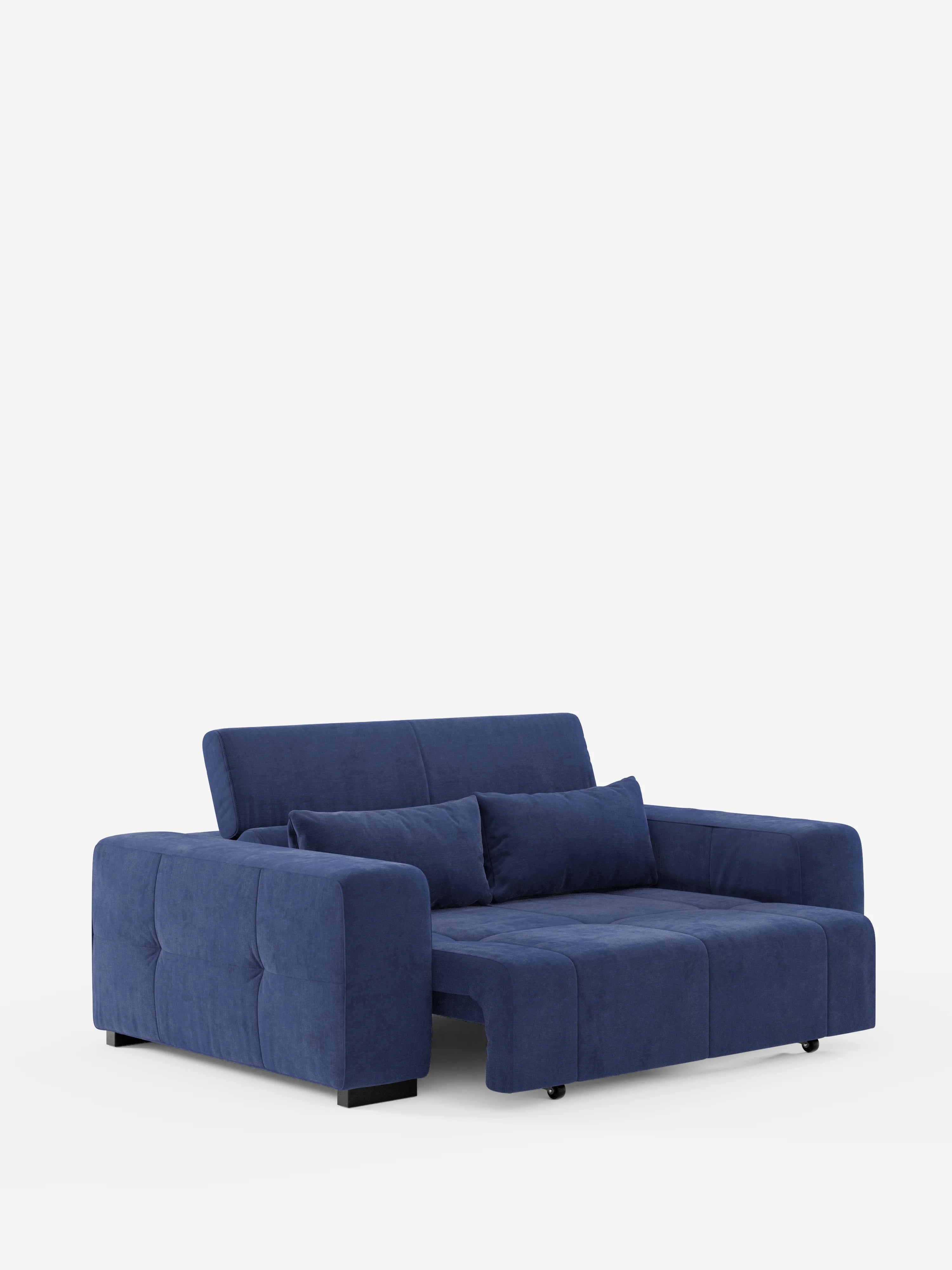 Il divano Monarch con funzione relax elettrica per l’allungamento delle sedute e poggiatesta reclinabile in morbido tessuto smacchiabile T31 di divitt.sbs è presentato in una moderna versione rivestita in blu. È dotato di ampi braccioli, cuscini spessi e due cuscini coordinati. L'estensione della seduta e il poggiatesta parzialmente reclinabile ne evidenziano la funzionalità relax elettrica e trasformabile. Lo sfondo è bianco a tinta unita.