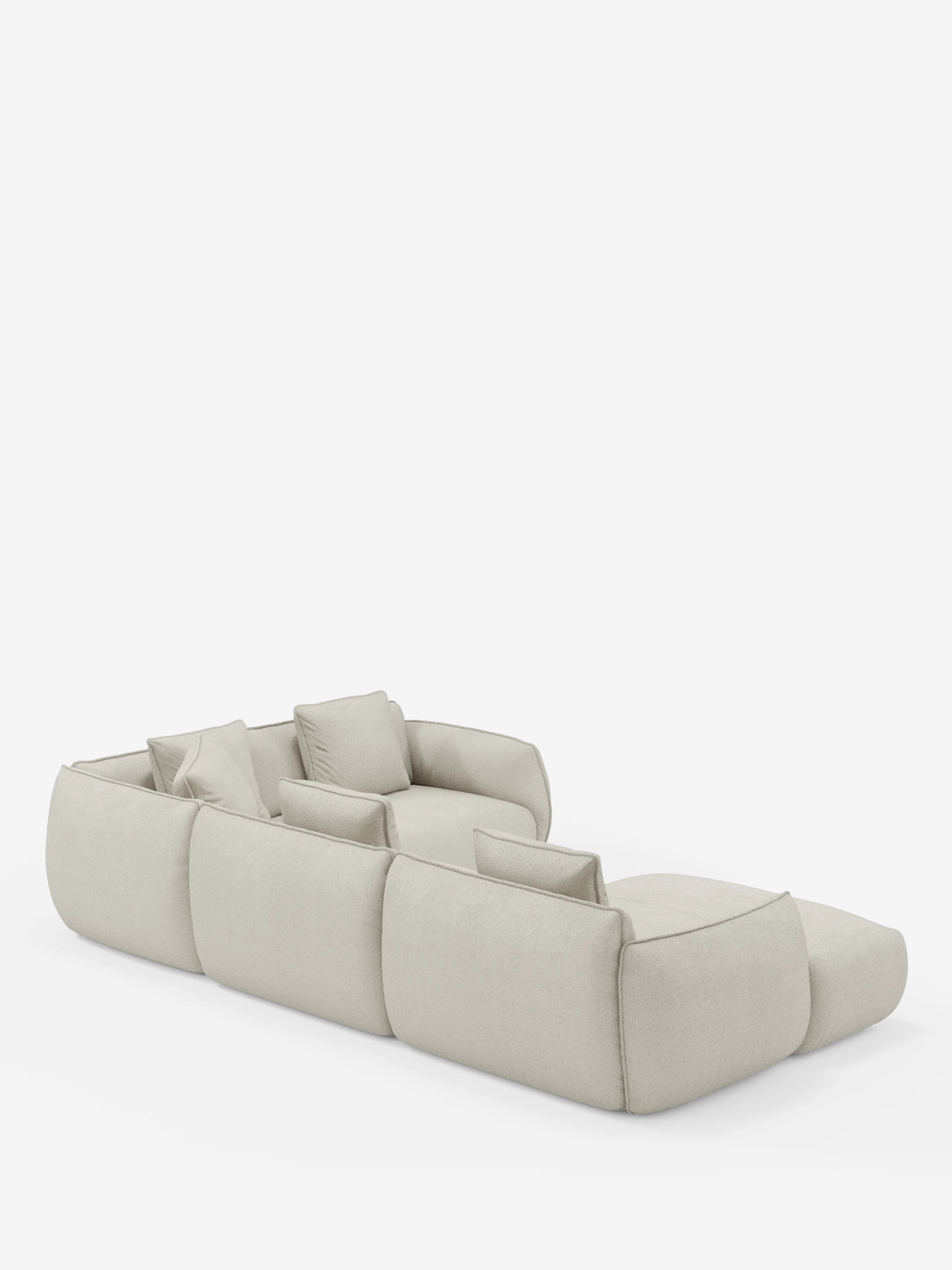 Il divano angolare panoramico componibile Nimbus con penisola e angolo in tessuto smacchiabile T33 di divitt.sbs è un divano componibile moderno, di colore beige chiaro, caratterizzato da bordi morbidi e arrotondati, un profilo basso e sedute ampie. Questo divano presenta numerosi cuscini morbidi per lo schienale e la seduta ed è messo in risalto su uno sfondo bianco a tinta unita.
