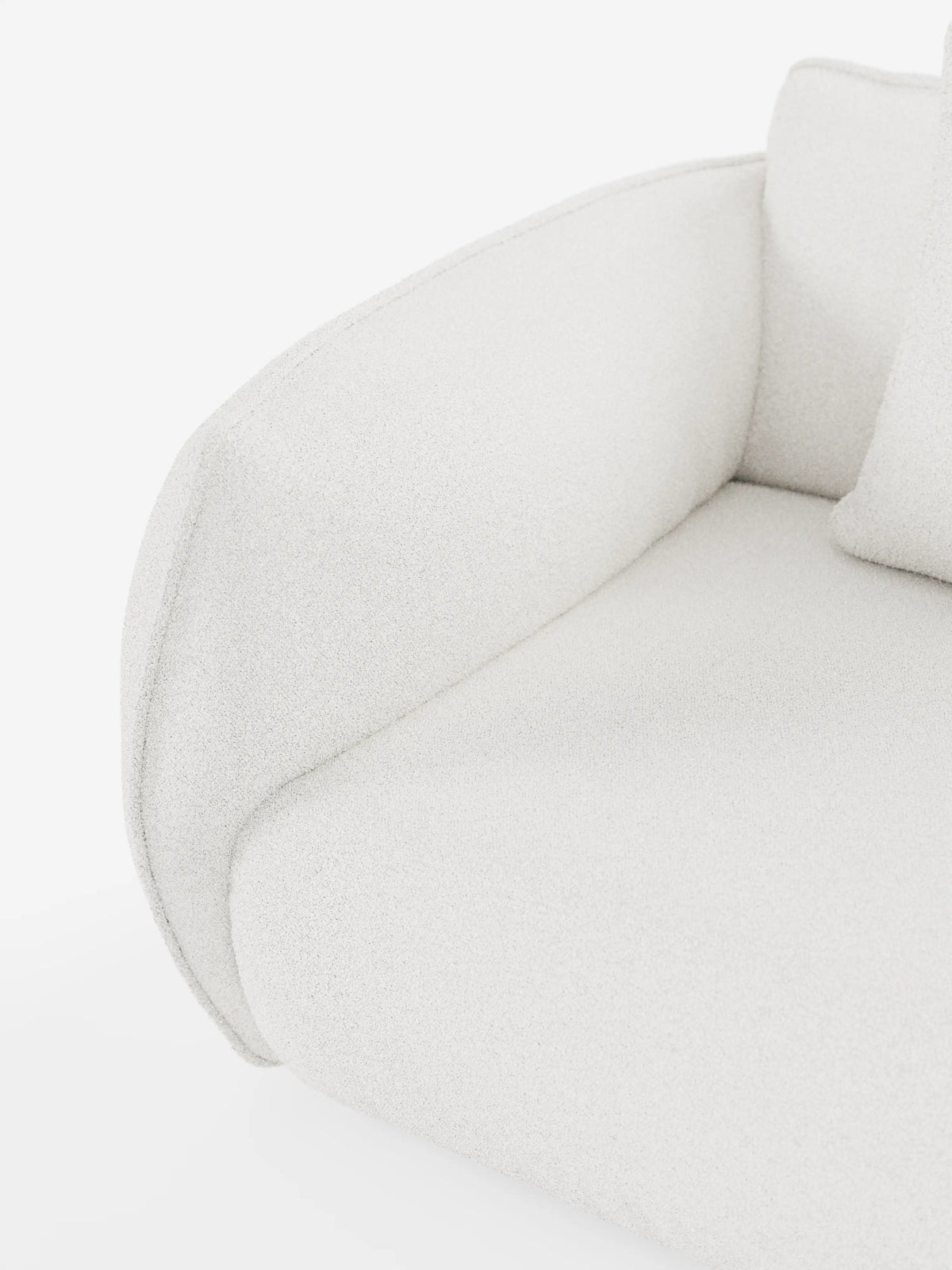 Primo piano del divano modulare e componibile a 3 posti Nimbus da 250 cm di divitt.sbs, caratterizzato da un morbido rivestimento color bianco sporco in tessuto t33 rimovibile, resistente alle macchie e dall’effetto cotone. L’immagine mette in risalto un bracciolo, il cuscino della seduta e parte dello schienale, caratterizzati da morbidi bordi arrotondati e dal tessuto testurizzato. Questo elegante divano modulare è inquadrato su uno sfondo bianco brillante e uniforme.