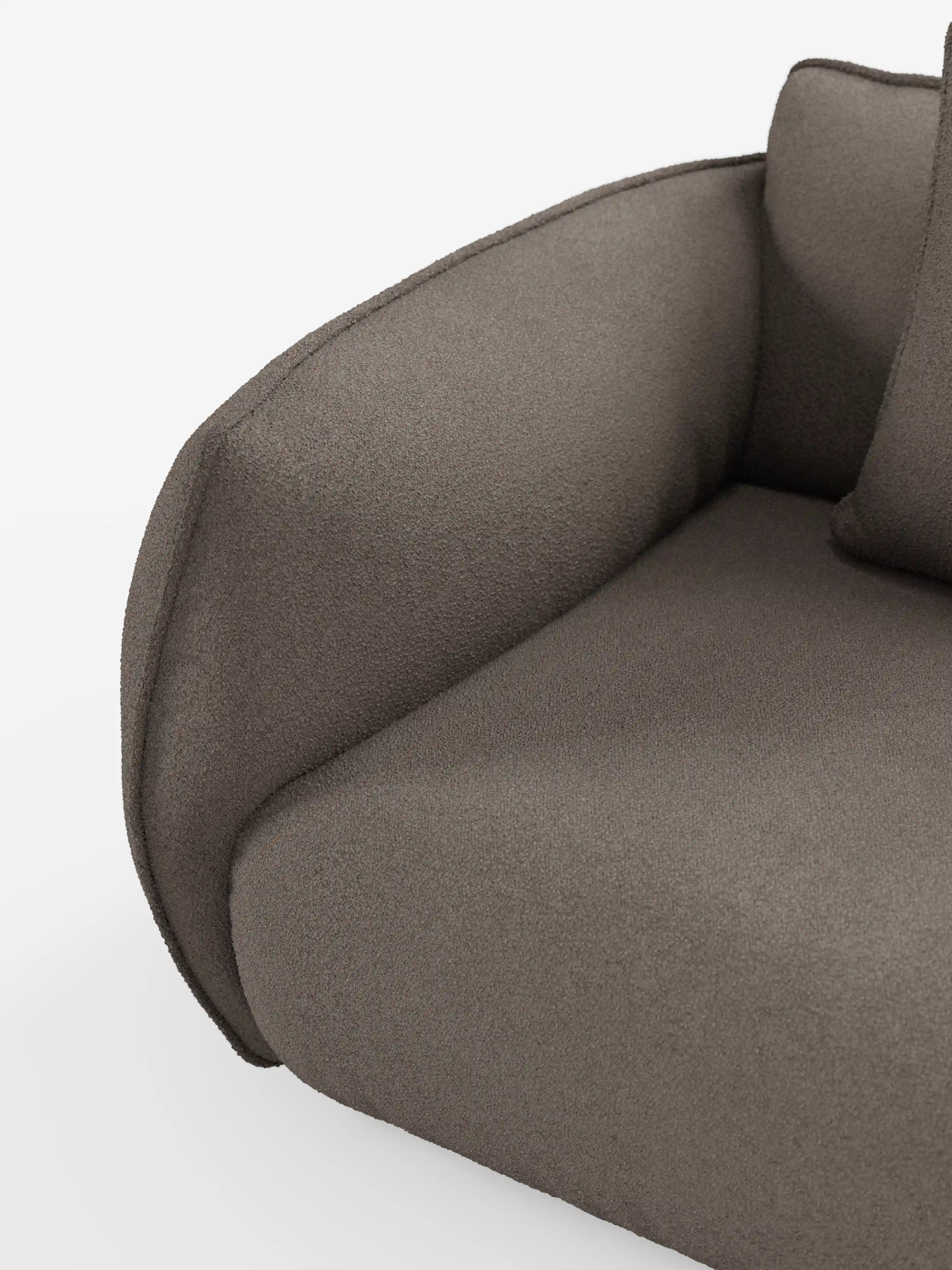 Primo piano del divano modulare e componibile a 3 posti Nimbus di divitt.sbs, che mette in risalto i braccioli arrotondati e il cuscino della seduta rivestiti in morbido tessuto t33 color taupe, smacchiabile ed effetto cotone. Le linee morbide e contemporanee e il cuscino coordinato risaltano su uno sfondo bianco a tinta unita.