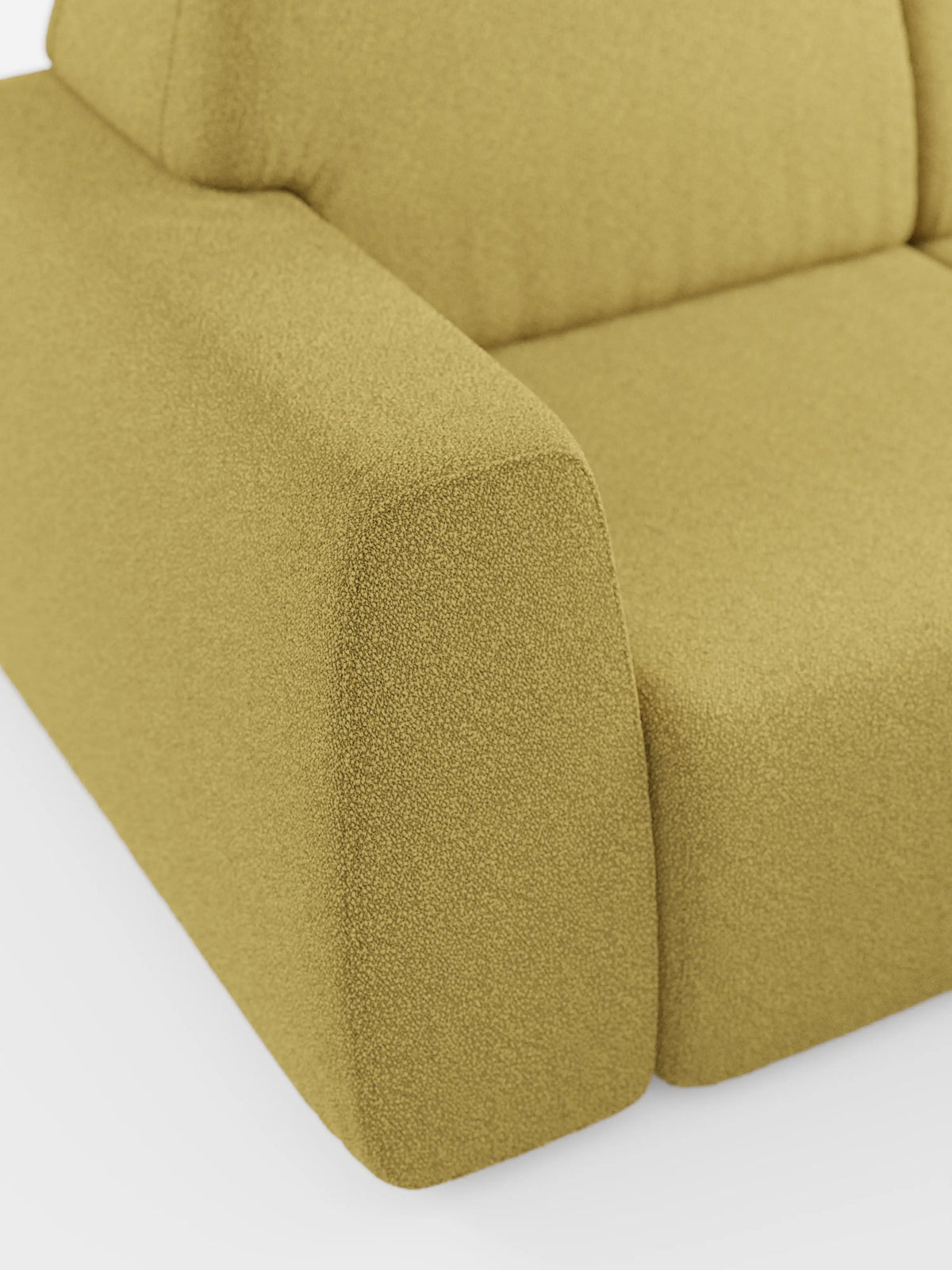 Primo piano del bracciolo sinistro del divano Orbit con 3 sedute scorrevoli e allungabili di divitt.sbs, rivestito in tessuto T33 effetto cotone smacchiabile, di colore verde oliva e dalla trama ruvida. Il design presenta curve morbide e linee pulite, con una transizione senza soluzione di continuità tra seduta, schienale e bracciolo. Questo divano sfoderabile risalta su uno sfondo bianco a tinta unita, unendo stile e praticità.
