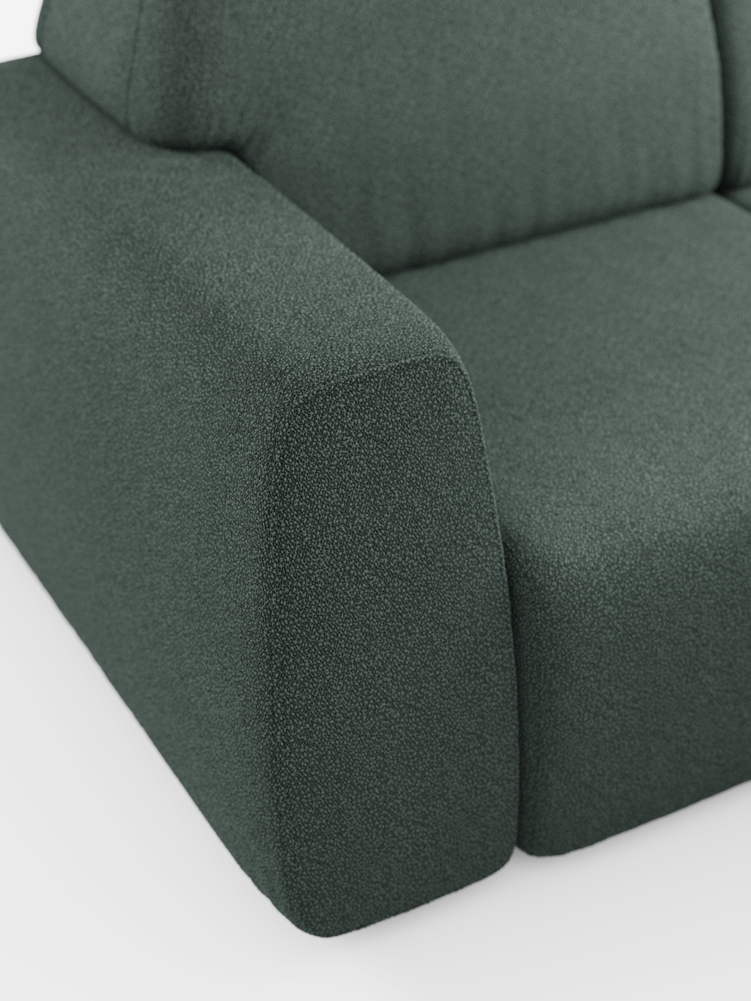 Primo piano del divano angolare Orbit con penisola reversibile e tutte le sedute allungabili di divitt.sbs, rivestito in tessuto T33 effetto cotone verde scuro, resistente alle macchie. L'immagine mette in risalto il bracciolo e il cuscino di seduta dalla trama rigata, esaltando il rivestimento morbido e soffice e le linee eleganti e moderne su uno sfondo bianco: una scelta ideale da abbinare a un divano modulare o a un divano di alta gamma per un ambiente di soggiorno raffinato e armonioso.