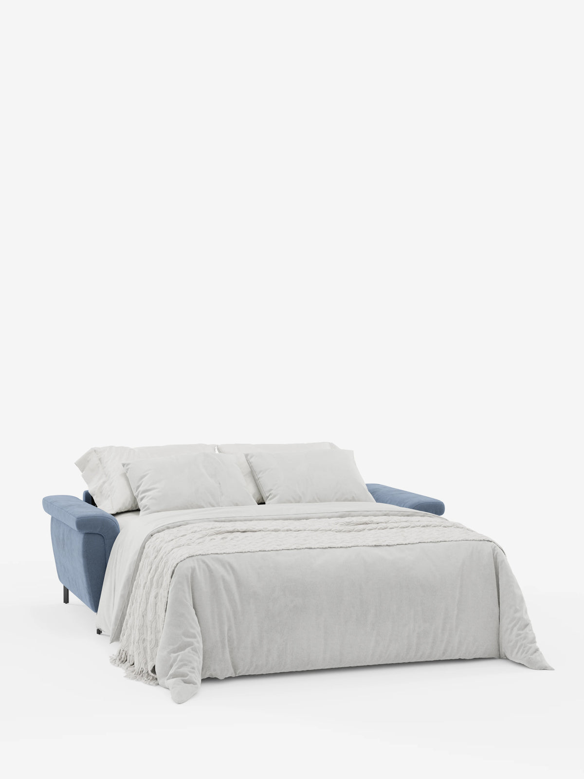 Il divano letto di design “Capri” di divitt.sbs, caratterizzato da gambe alte, poggiatesta reclinabili e rivestito in raffinato tessuto T30 effetto velluto blu, resistente alle macchie, viene trasformato in letto e abbinato a un piumone grigio chiaro e a due cuscini coordinati su uno sfondo bianco a tinta unita.