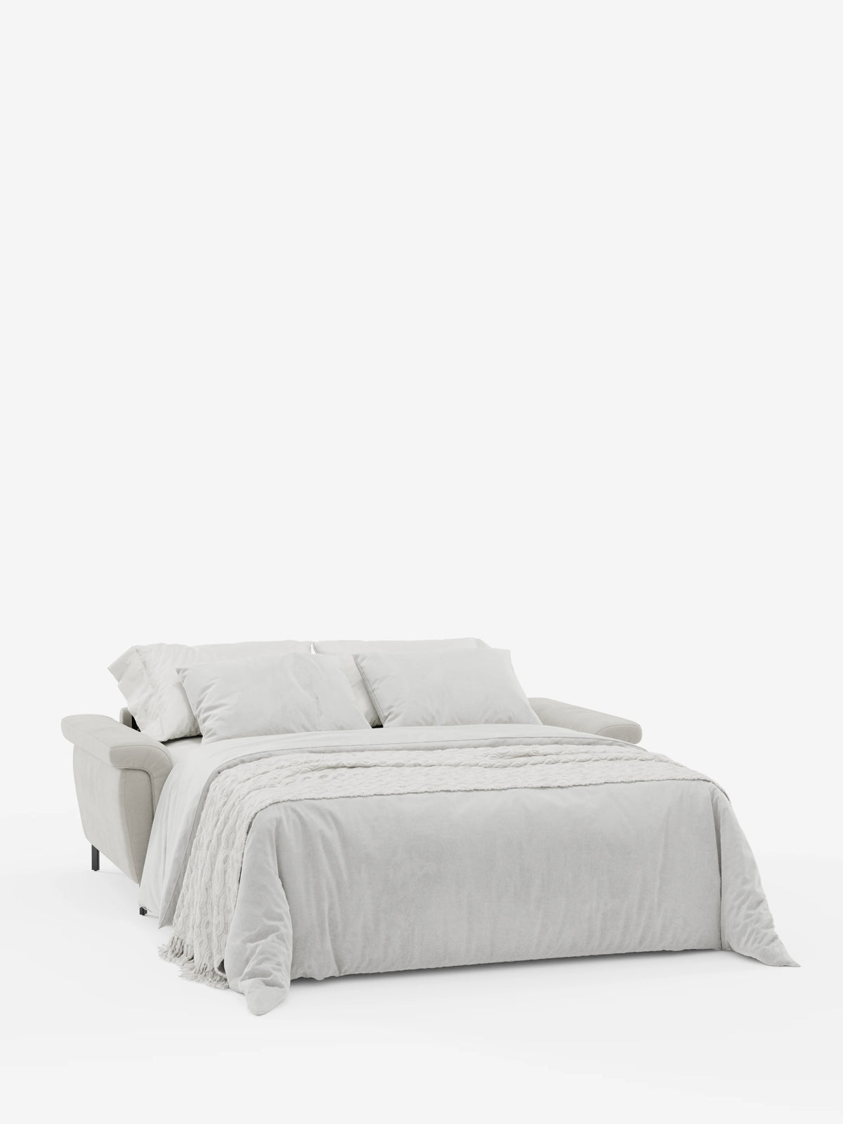 Un divano letto Capri di design di divitt.sbs, in grigio chiaro, rivestito in un raffinato tessuto effetto velluto antimacchia (T30), è raffigurato aperto come letto su uno sfondo bianco a tinta unita. Il divano è dotato di due cuscini coordinati e di una coperta pesante, a testimonianza dell’alta qualità della manifattura italiana. Il suo stile moderno e minimalista è caratterizzato da braccioli morbidi e arrotondati, linee slanciate, piedini alti e poggiatesta reclinabili.