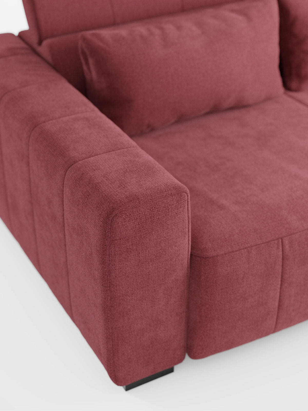 Un primo piano del divano angolare dorico con penisola e sedute allungabili con funzione relax elettrica di divitt.sbs, rivestito in morbido tessuto T23 color rosa antico resistente alle macchie. Il divano presenta ampi braccioli imbottiti, un cuscino rettangolare abbinato sulla seduta e poggiatesta reclinabili regolabili. Il suo design semplice e la superficie testurizzata risaltano sullo sfondo bianco.