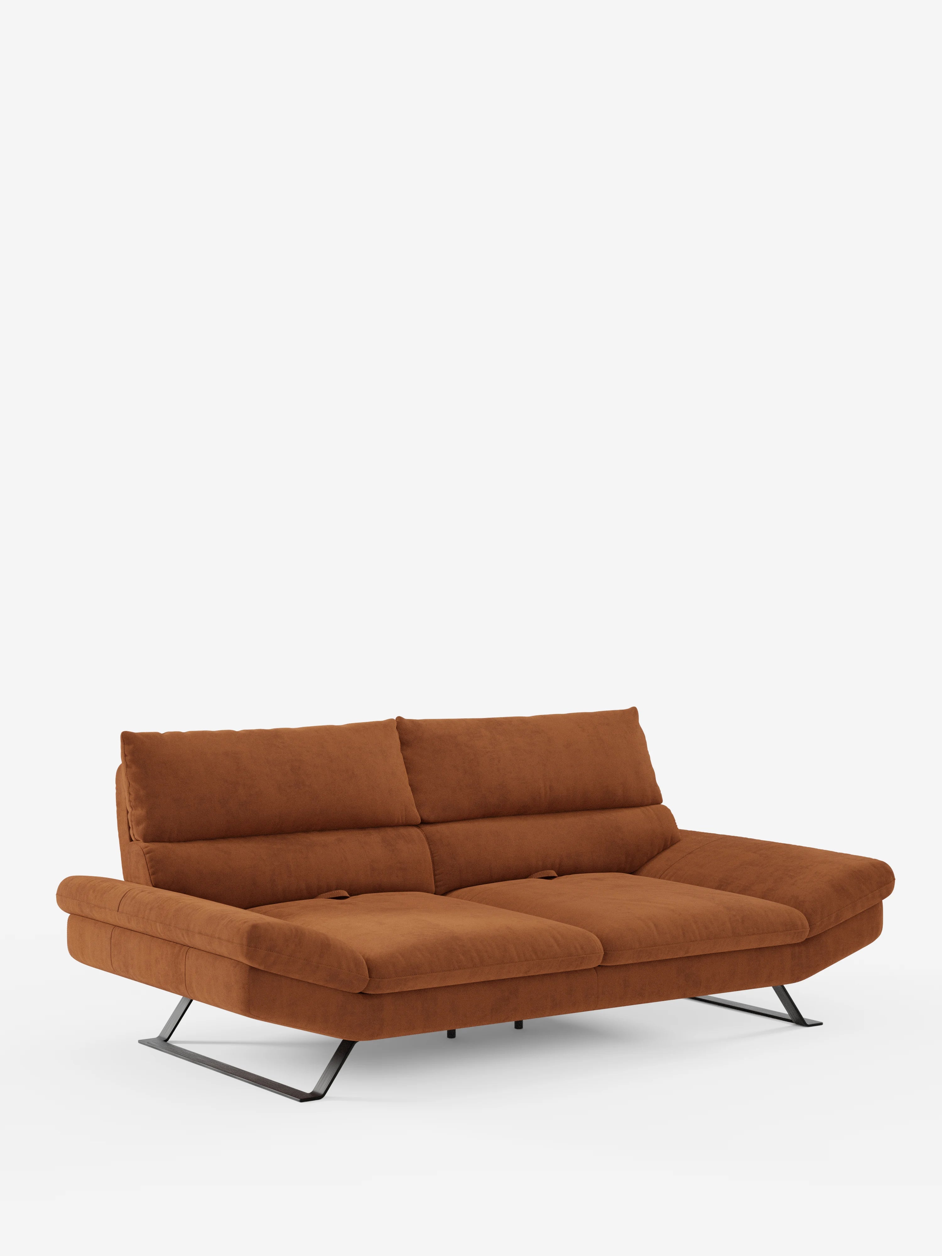 Un divano Eclipse contemporaneo di divitt.sbs, disponibile nella versione a 2 o 3 posti, rivestito in elegante microfibra T11 resistente alle macchie color arancione bruciato, caratterizzato da gambe metalliche ad angolo accentuato e da doppi schienali imbottiti con schienali traslanti per un comfort regolabile: perfetto per le tue esigenze di relax su uno sfondo bianco a tinta unita.