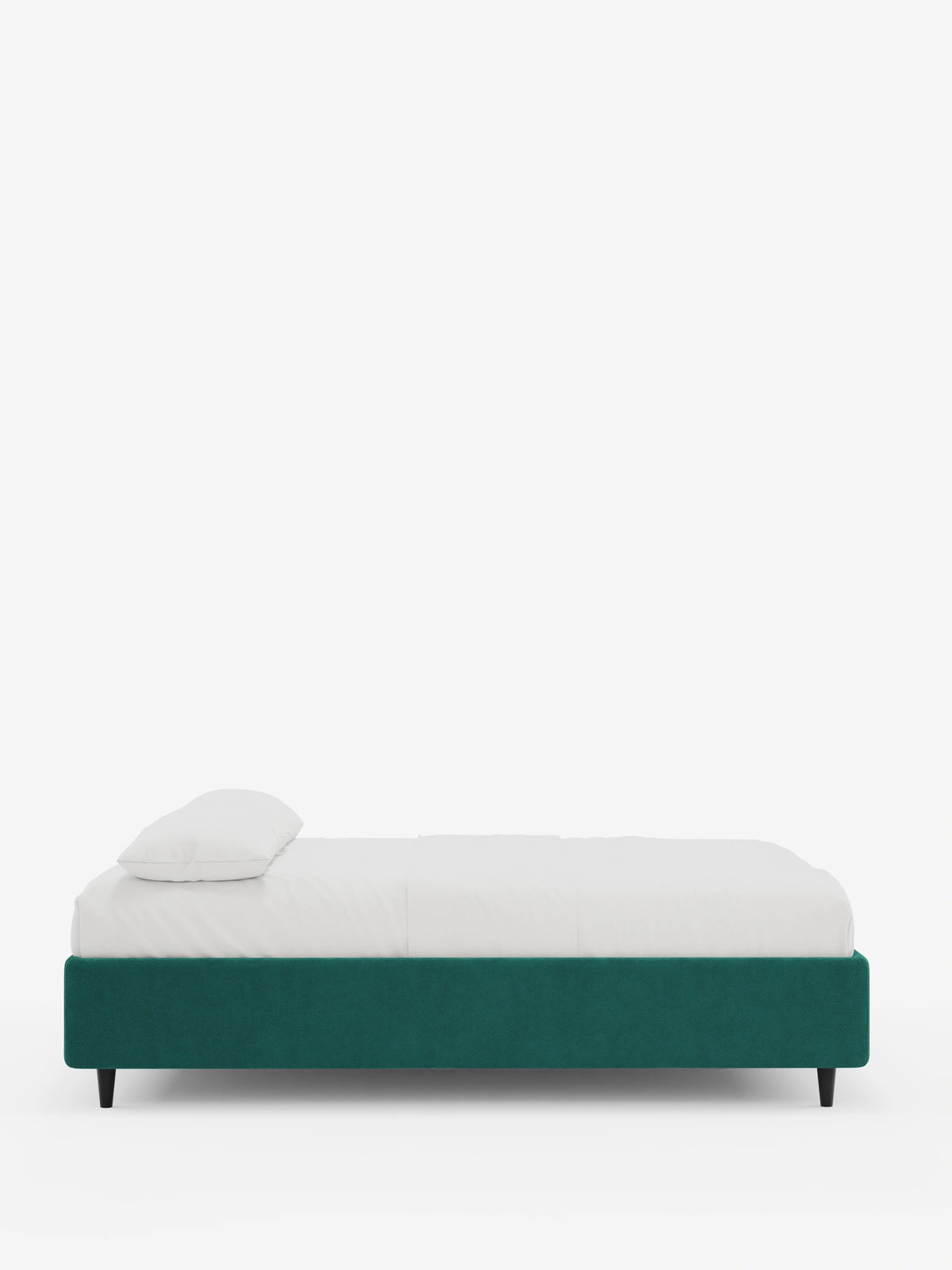 Vista laterale di un letto sommier ERON color verde acqua scuro, imbottito e dotato di vano contenitore in tessuto impermeabile certificato Oeko-Tex, caratterizzato da una base rettangolare su gambe corte nere, biancheria da letto bianca, un cuscino singolo e uno sfondo grigio chiaro a tinta unita.