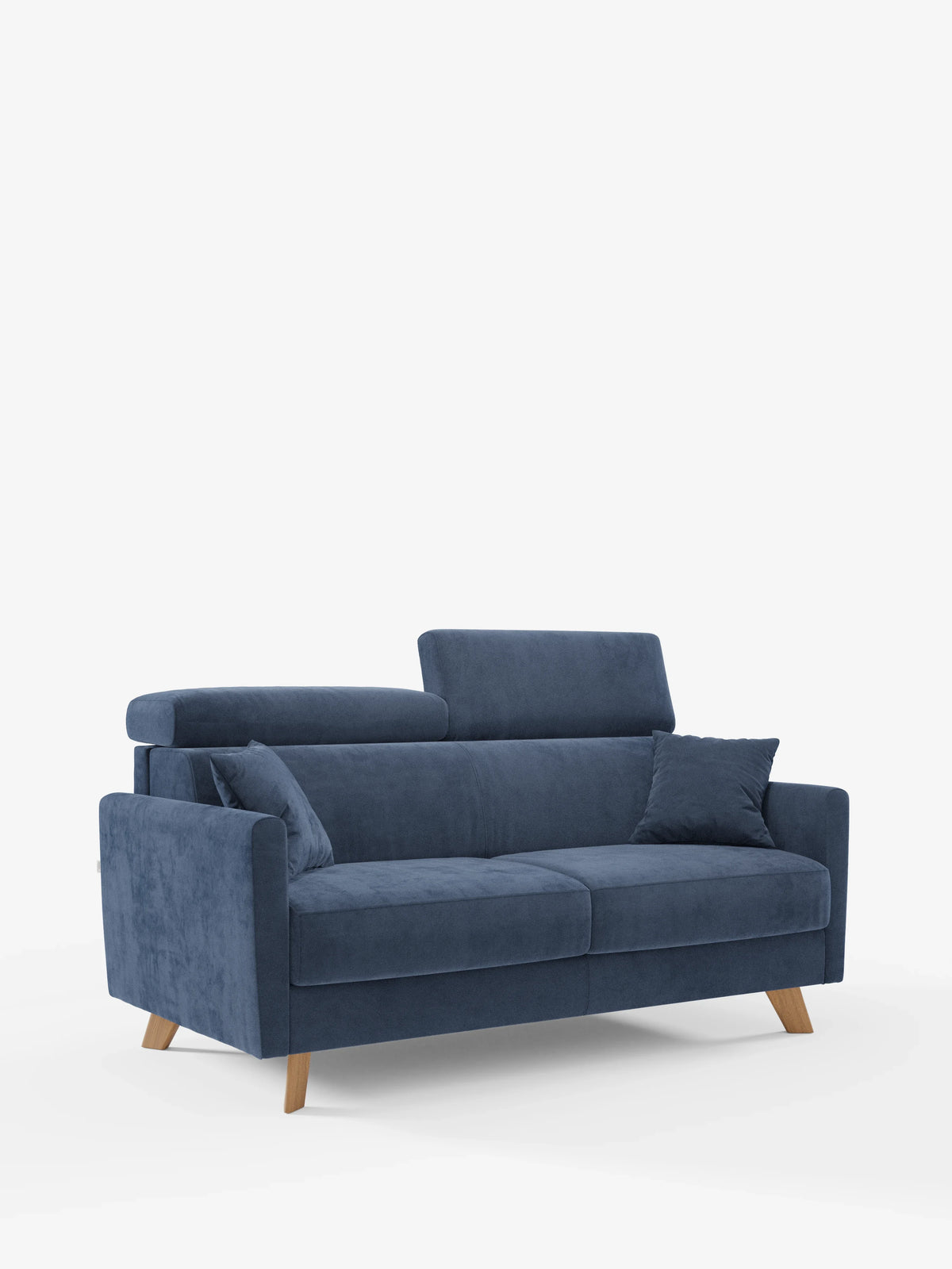 Un elegante divano letto Francy con poggiatesta regolabili di divitt.sbs è esposto su uno sfondo bianco. Rivestito in tessuto T30 blu scuro antimacchia, questo divano a due posti dal design contemporaneo presenta gambe in legno, un poggiatesta regolabile sul lato sinistro e un cuscino coordinato sul lato destro. Il design è elegante e il rivestimento è completamente sfoderabile per facilitare la pulizia.