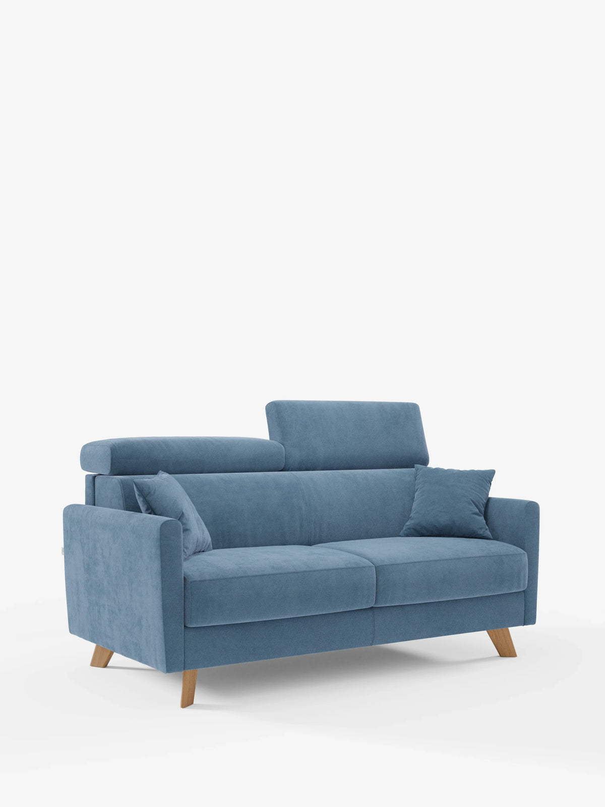 Il divano letto Francy con poggiatesta regolabili di divitt.sbs, un moderno divano a tre posti in tessuto blu con gambe in legno, due cuscini di seduta, poggiatesta regolabili e due cuscini blu abbinati in elegante tessuto T30 antimacchia — con rivestimenti rimovibili al 100% — è ripreso su uno sfondo bianco a tinta unita.
