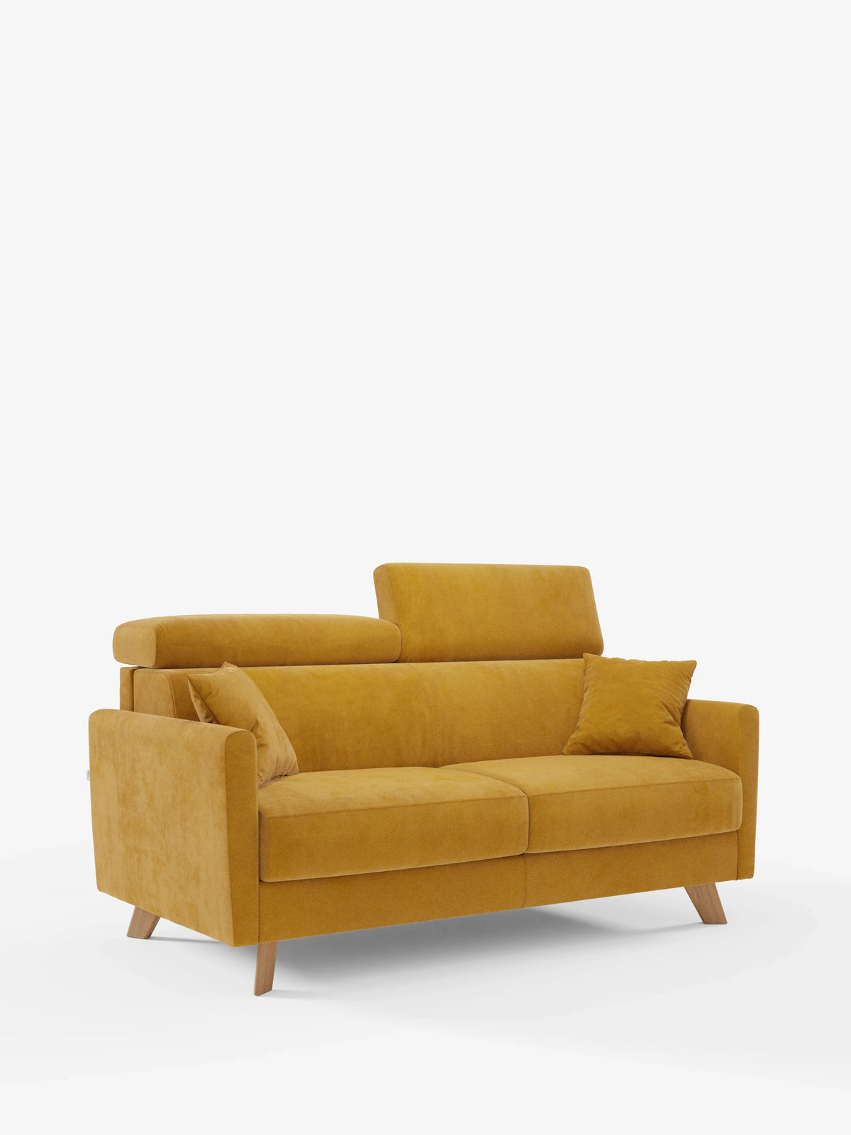 Un divano letto Francy dal design contemporaneo con poggiatesta regolabili di divitt.sbs, rivestito in un accattivante giallo senape, con tessuto T30 elegante, resistente alle macchie e sfoderabile al 100%. Questo divano a tre posti è dotato di due cuscini di seduta, gambe in legno, poggiatesta regolabili e viene fornito con due cuscini quadrati coordinati. Su uno sfondo bianco a tinta unita, il divano spicca come elemento centrale della stanza.