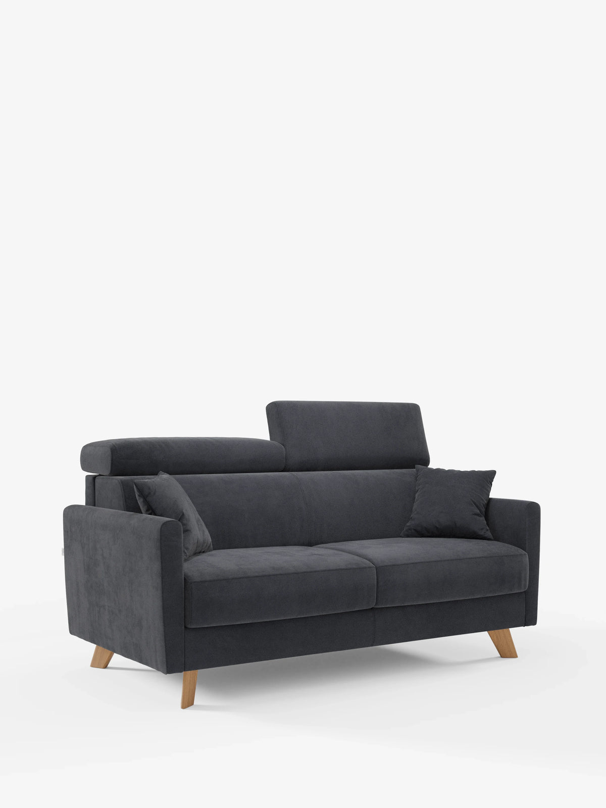 Vi presentiamo il divano letto Francy di divitt.sbs, un moderno divano a due posti realizzato in elegante tessuto T30 antimacchia, con una raffinata finitura grigio scuro. È dotato di due cuscini di seduta, gambe angolate in legno e un poggiatesta regolabile sul lato sinistro. Sul lato destro è appoggiato un cuscino quadrato coordinato. Lo sfondo bianco a tinta unita mette in risalto le linee pulite e il design minimalista del divano. Inoltre, il rivestimento è sfoderabile al 100% per una facile pulizia.