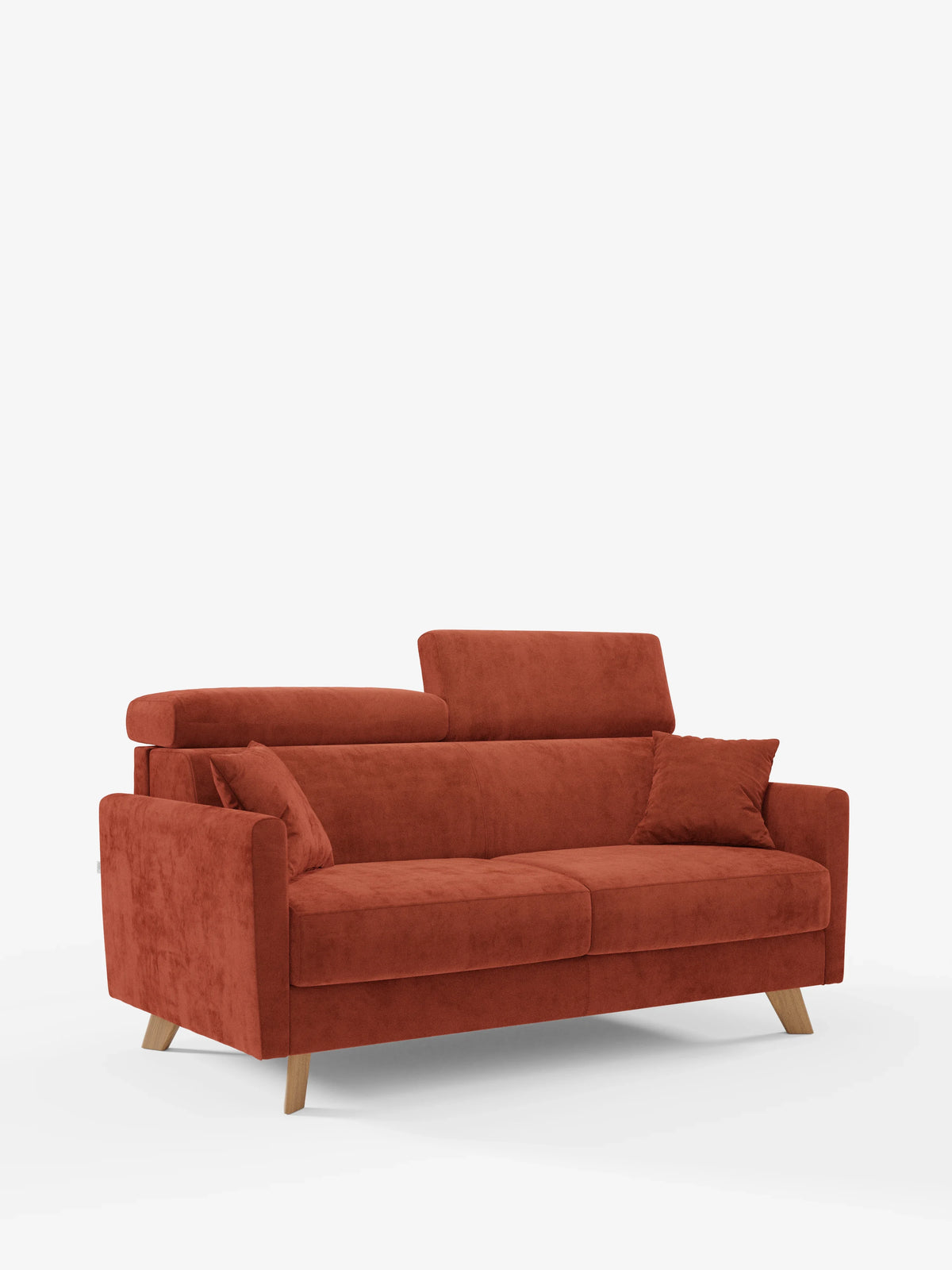 Un moderno divano a due posti in velluto color arancio bruciato di divitt.sbs, il divano letto Francy presenta gambe in legno inclinate, rivestimento completamente sfoderabile in elegante tessuto T30 antimacchia, un poggiatesta regolabile sul lato sinistro e un cuscino decorativo abbinato sul lato destro, il tutto su uno sfondo bianco a tinta unita.