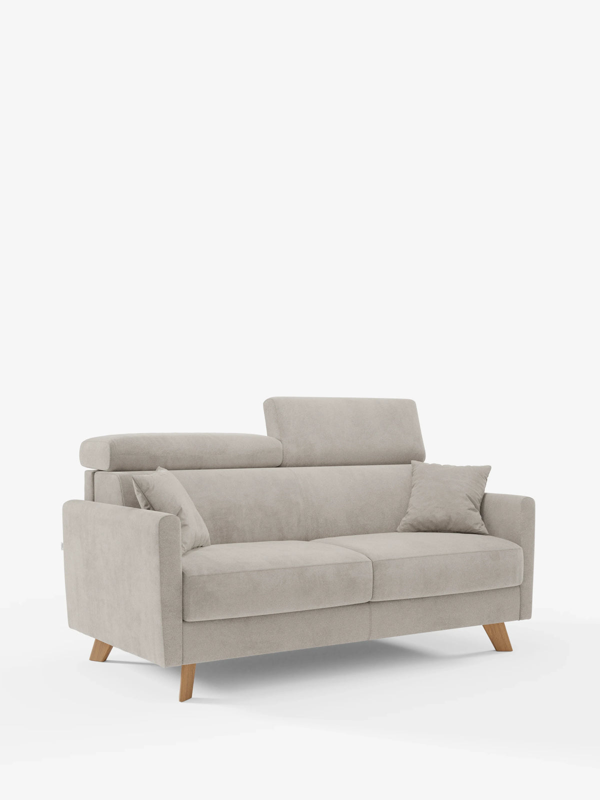 Divano letto “Francy” grigio chiaro con poggiatesta regolabili di divitt.sbs, dotato di due cuscini di seduta, uno schienale rettangolare, due braccioli, gambe in legno, un piccolo cuscino decorativo abbinato e un poggiatesta regolabile sul lato sinistro. Rivestito con un elegante tessuto T30, 100% sfoderabile e resistente alle macchie. Lo sfondo è bianco a tinta unita.