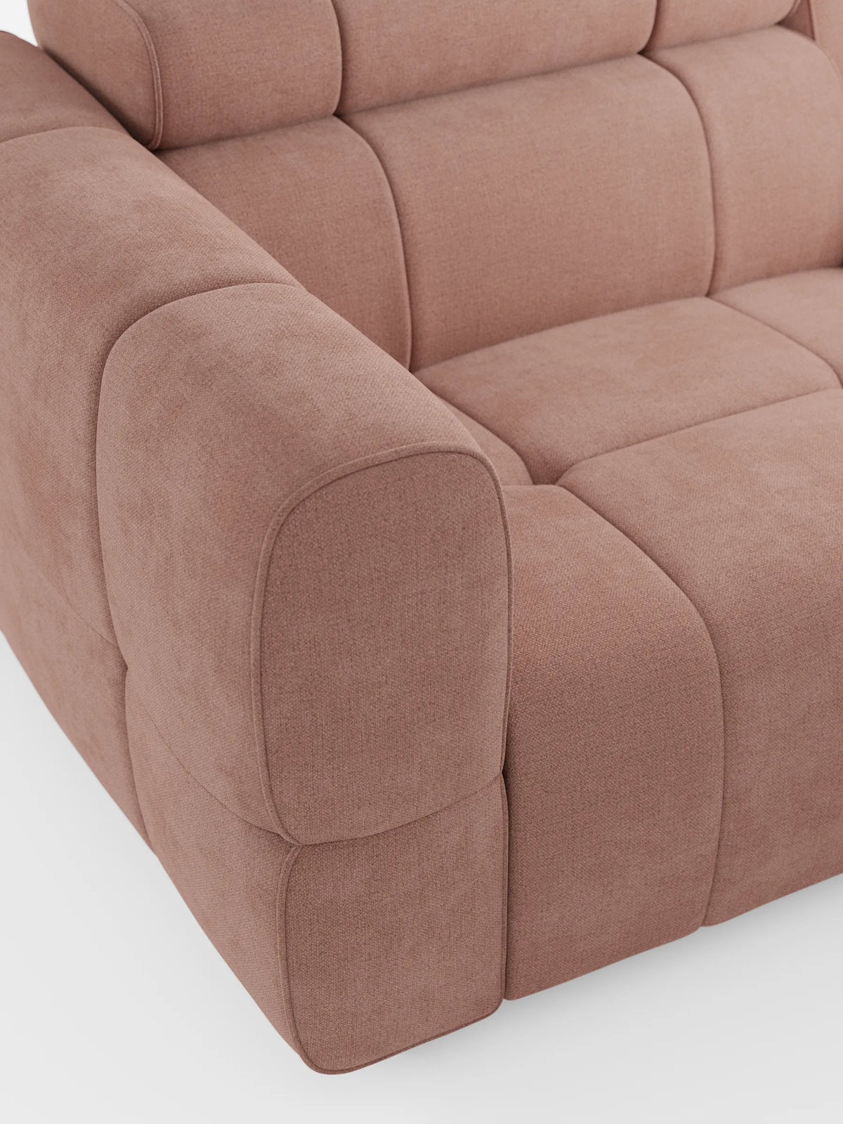 Divano modulare Giotto a 3 posti, con poggiatesta reclinabili e funzione relax elettrica opzionale, rivestito in tessuto smacchiabile T23; nell’immagine è raffigurato come un divano modulare color rosa antico, con cuscini spessi a pannelli quadrati e ampi braccioli arrotondati, ripreso da una vista laterale ad angolo elevato.