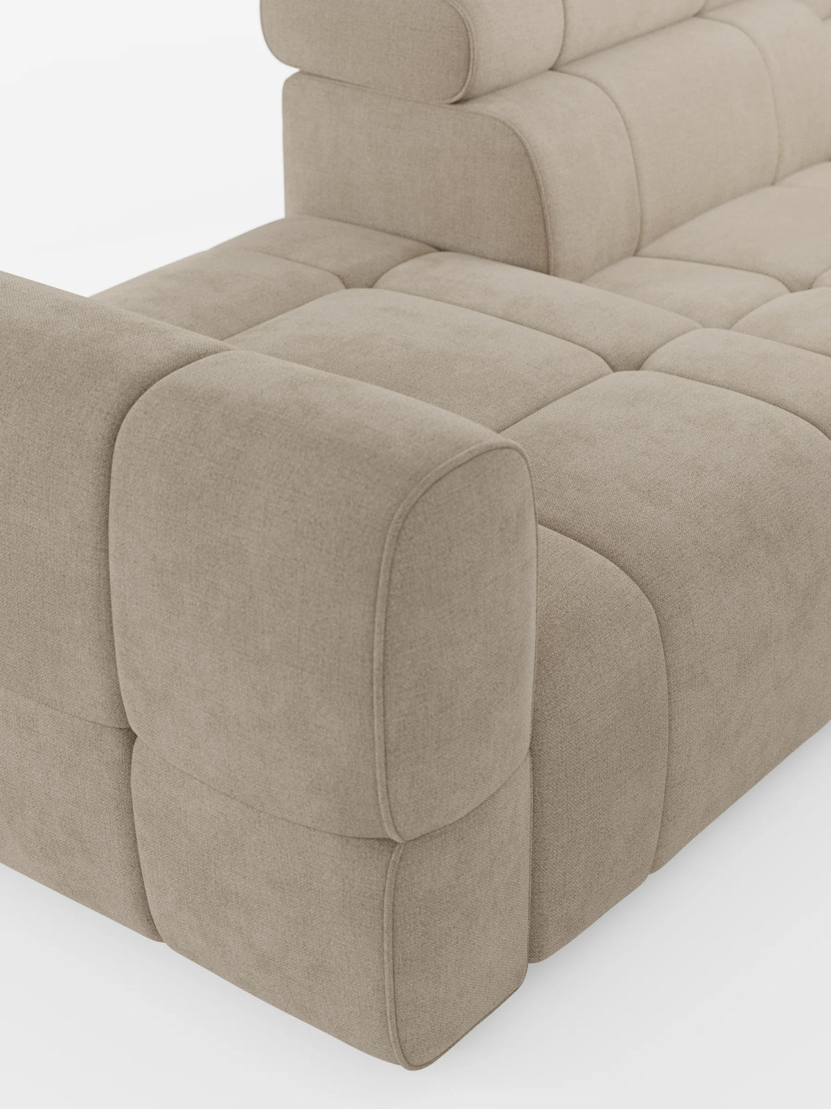 Un divano componibile Giotto Divano beige con estremità aperta - opzione relax elettrico in tessuto smacchiabile T23: divano modulare caratterizzato da un motivo quadrato trapuntato a trama fitta, tessuto dalla consistenza morbida, braccioli arrotondati e schienale dal profilo basso.
