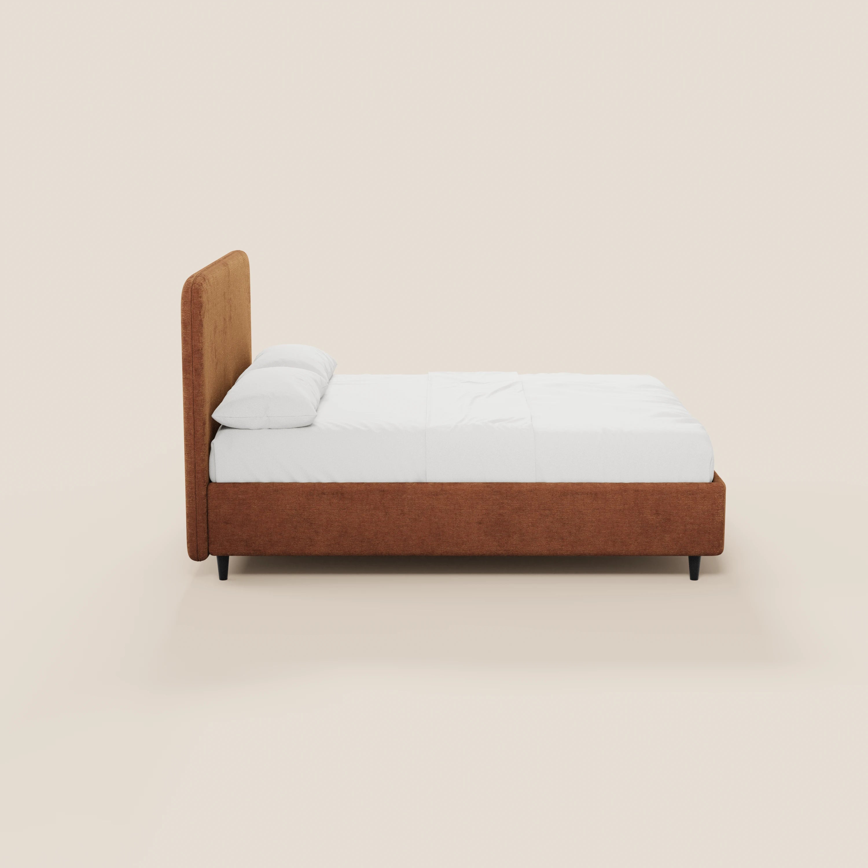Una vista laterale del letto KAELOS minimal imbottito di Letti.store, caratterizzato da una struttura rivestita in ciniglia color ruggine con testiera alta e arrotondata, lenzuola bianche, due cuscini, gambe alte nere e vano contenitore. Presentato su uno sfondo beige chiaro per un look elegante.