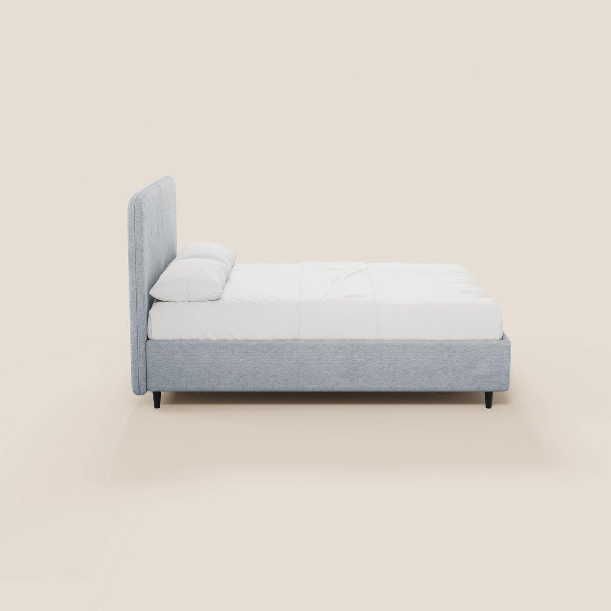 Il letto imbottito KAELOS minimal di Letti.store presenta una struttura in tessuto ciniglia, una testiera arrotondata, gambe alte in legno e un vano contenitore. Raffigurato con biancheria da letto bianca, il suo stile moderno risalta sullo sfondo beige chiaro.