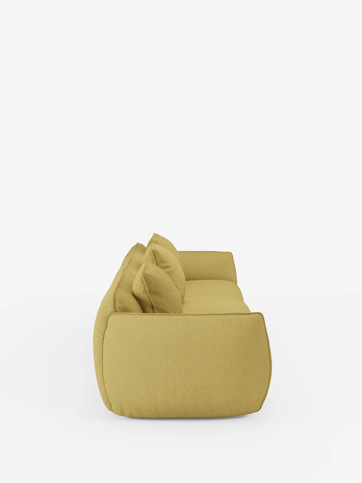 Vista laterale del divano modulare a 3 posti Nimbus di divitt.sbs, qui raffigurato in giallo con due grandi cuscini dello schienale. Questo divano moderno si caratterizza per un design minimalista, morbidi bordi arrotondati e un aspetto soffice e accogliente. Lo sfondo bianco a tinta unita mette in risalto la forma caratteristica del divano e il tessuto T33 effetto cotone resistente alle macchie.