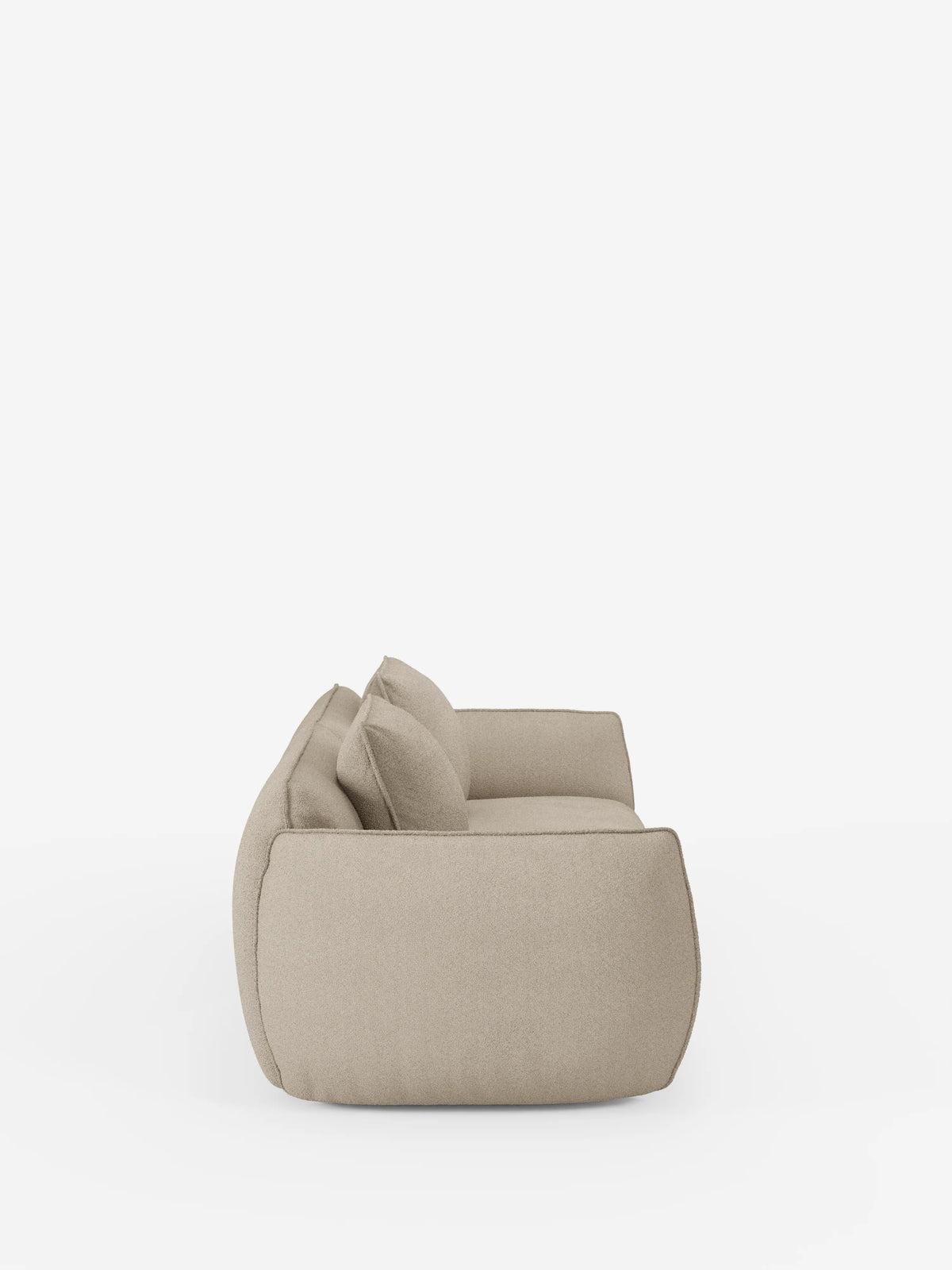 Divano Nimbus a 3 posti, modulare e componibile, 250 cm, di divitt.sbs: modello beige, moderno e dalle linee sobrie, ripreso di profilo su sfondo bianco. Questo divano presenta un aspetto morbido e lussuoso, con due grandi cuscini di seduta e due cuscini dello schienale abbinati. Caratterizzato da bordi arrotondati e da un design contemporaneo minimalista, è rivestito in tessuto sfoderabile effetto cotone resistente alle macchie (t33).