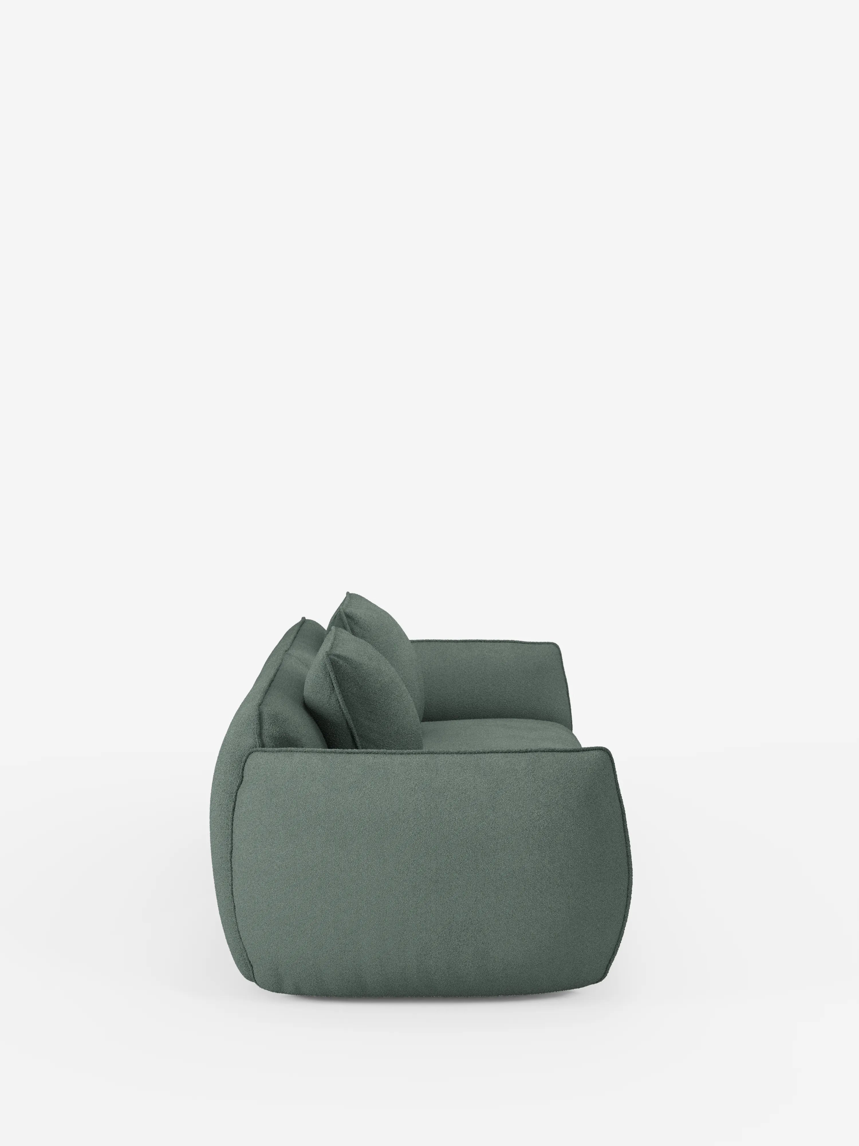 Una vista laterale minimalista del divano modulare e componibile a 3 posti Nimbus da 250 cm di divitt.sbs, in un moderno verde salvia, dotato di due cuscini dello schienale. Questo elegante divano presenta una silhouette morbida e squadrata, senza gambe a vista, e si staglia su uno sfondo bianco a tinta unita. I cuscini morbidi e invitanti e il rivestimento sfoderabile in tessuto effetto cotone antimacchia (t33) sottolineano la versatilità e il comfort di questo sofisticato divano componibile.