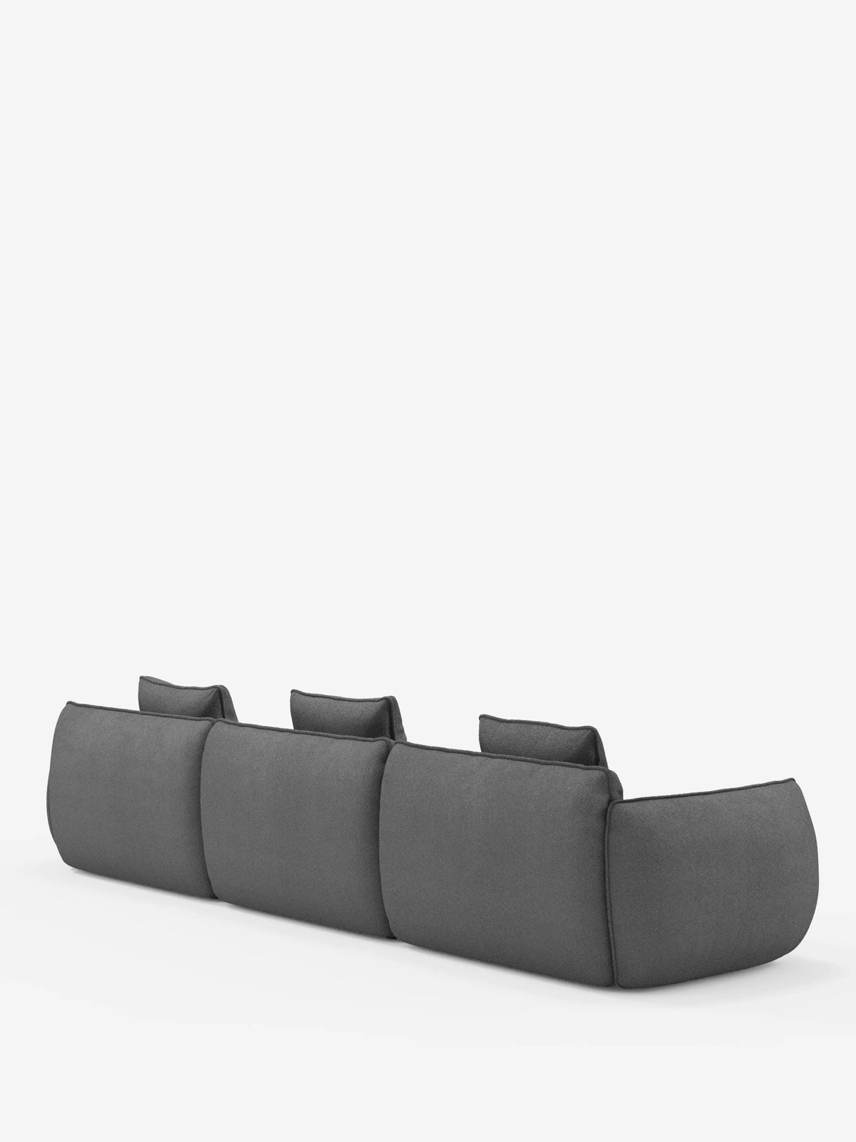 Il divano angolare Nimbus di divitt.sbs con penisola componibile in morbido tessuto effetto cotone smacchiabile T33 è ripreso da dietro in un’angolazione che ne esalta il design minimalista in grigio scuro. I morbidi cuscini squadrati si fondono armoniosamente con i braccioli bassi e leggermente arrotondati. Sullo sfondo bianco uniforme, la scena accentua l’estetica moderna e raffinata di questo divano componibile contemporaneo.
