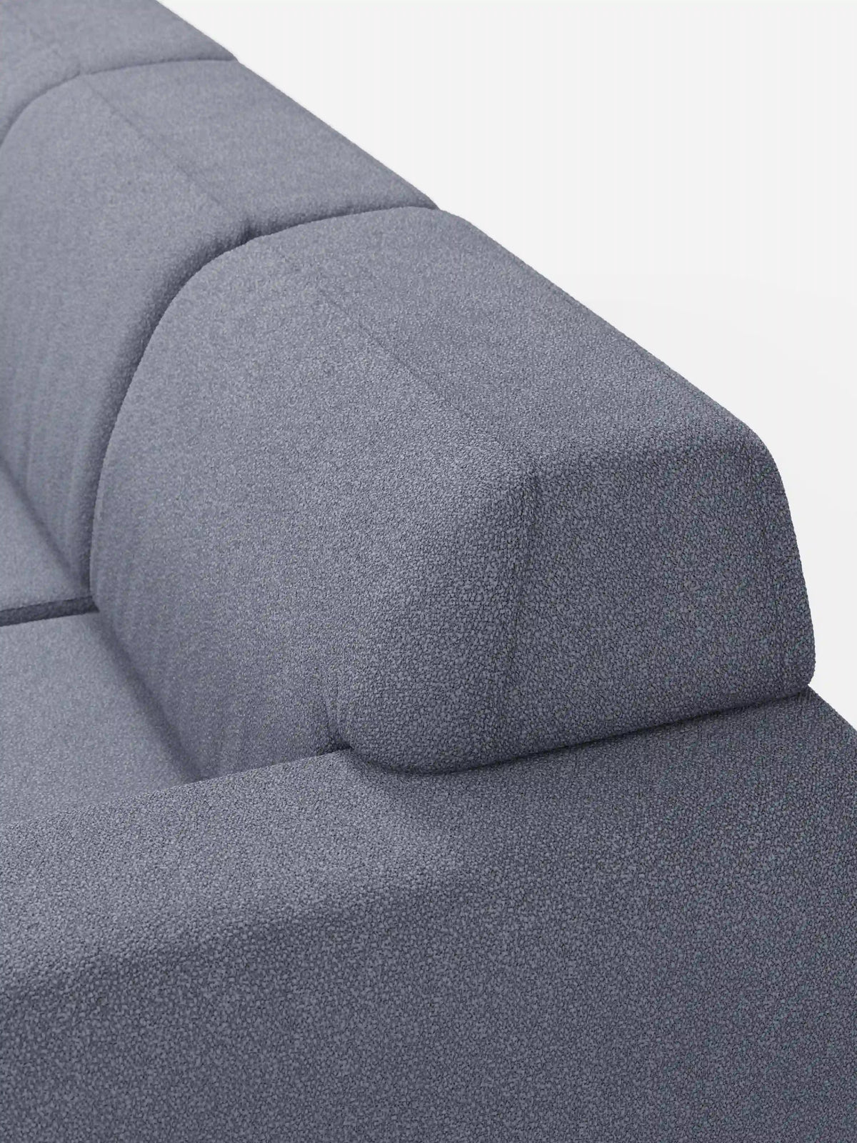 Primo piano del divano Orbit con 3 sedute scorrevoli e allungabili in tessuto effetto cotone smacchiabile T33 di divitt.sbs, caratterizzato da un rivestimento grigio moderno con un motivo raffinato e strutturato. Il design minimalista comprende uno schienale e un poggiatesta angolari e geometrici ed è completamente sfoderabile per una facile manutenzione. Le linee pulite e dritte risaltano su uno sfondo bianco a tinta unita.