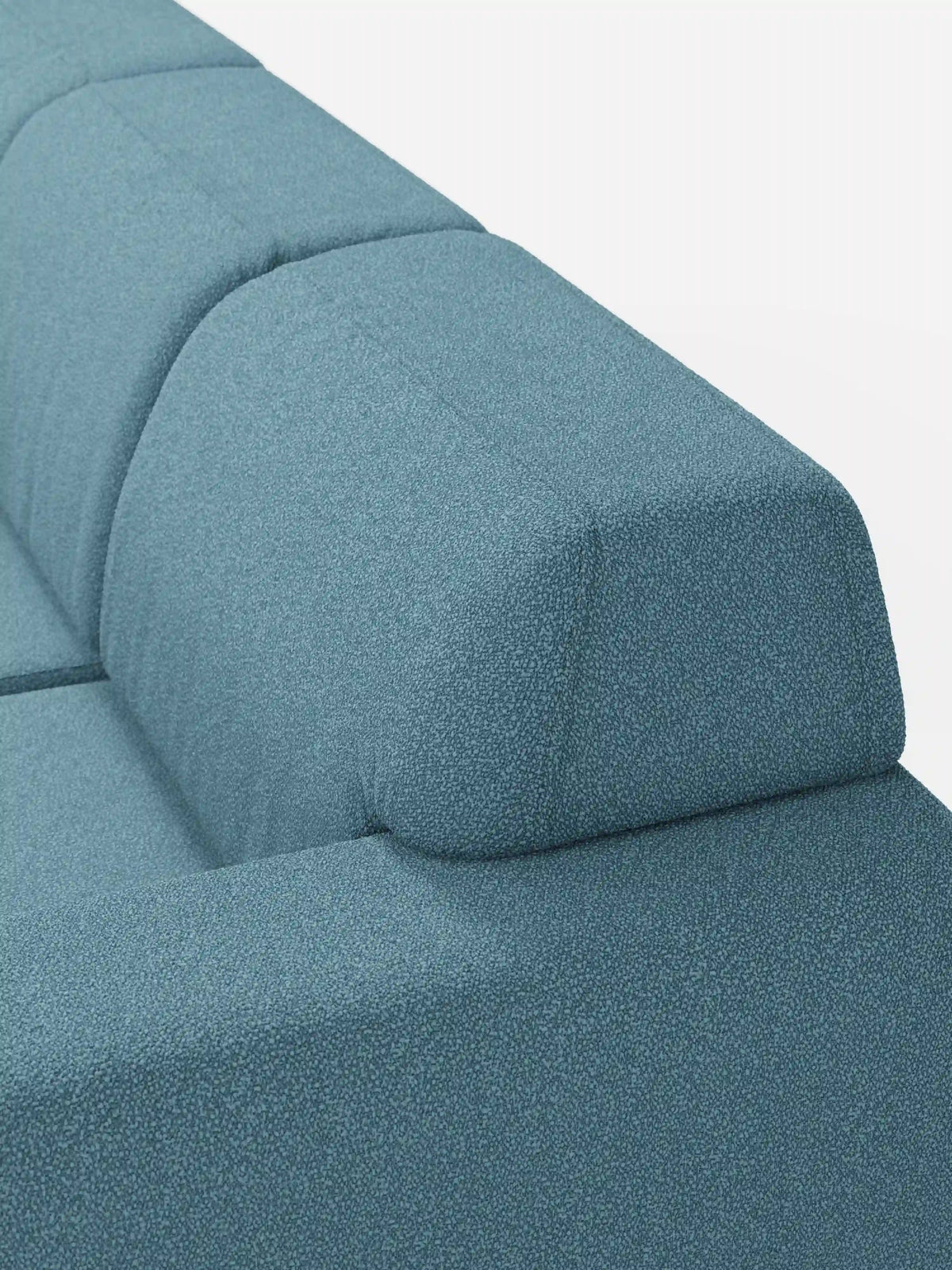 Primo piano del divano Orbit con 3 sedute scorrevoli e allungabili in tessuto effetto cotone smacchiabile T33 di divitt.sbs. Questo moderno divano in tessuto blu presenta un rivestimento testurizzato effetto cotone, impreziosito da braccioli e schienali spessi e rettangolari. Dotato di tre sedute scorrevoli indipendenti, regolabili e allungabili, offre un comfort personalizzabile. Il divano è presentato su uno sfondo bianco a tinta unita, che ne sottolinea le linee pulite e il design semplice e
