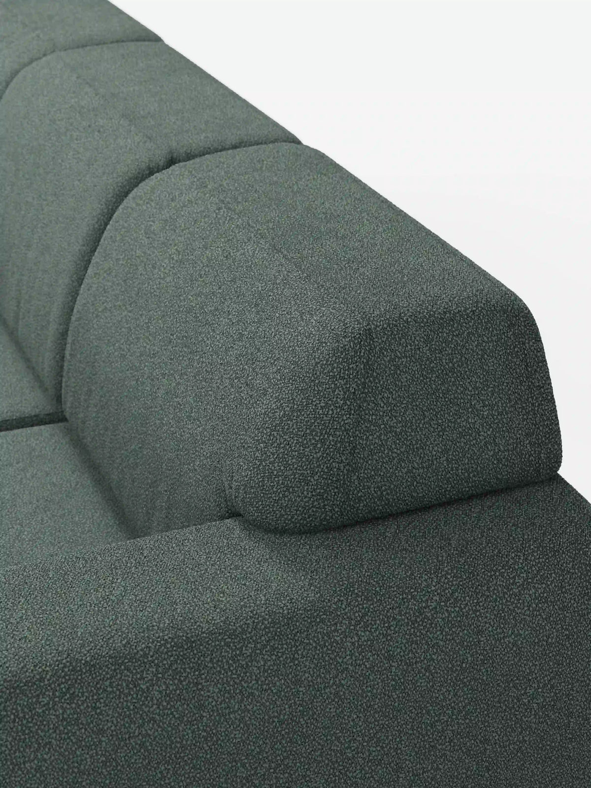 Primo piano del divano Orbit con 3 sedute scorrevoli e allungabili in tessuto effetto cotone smacchiabile T33 di divitt.sbs, caratterizzato da un rivestimento grigio scuro con effetto cotone testurizzato, dalle linee pulite e moderne e dai bordi delicatamente arrotondati. Il rivestimento ben aderente e sfoderabile mette in risalto le cuciture precise e il design sagomato dei cuscini. Questo divano comprende tre sedute indipendenti scorrevoli e allungabili, raffigurate su uno sfondo bianco.