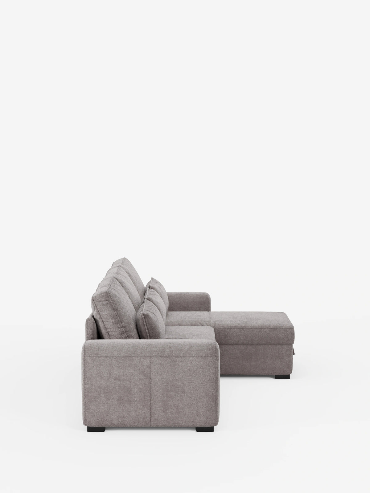 Vista laterale di un divano letto Ottaviano grigio chiaro con letto estraibile – penisola reversibile e contenitore in tessuto materico smacchiabile, caratterizzato da una chaise longue sul lato destro, morbidi cuscini dello schienale e piccoli piedini neri su sfondo bianco.