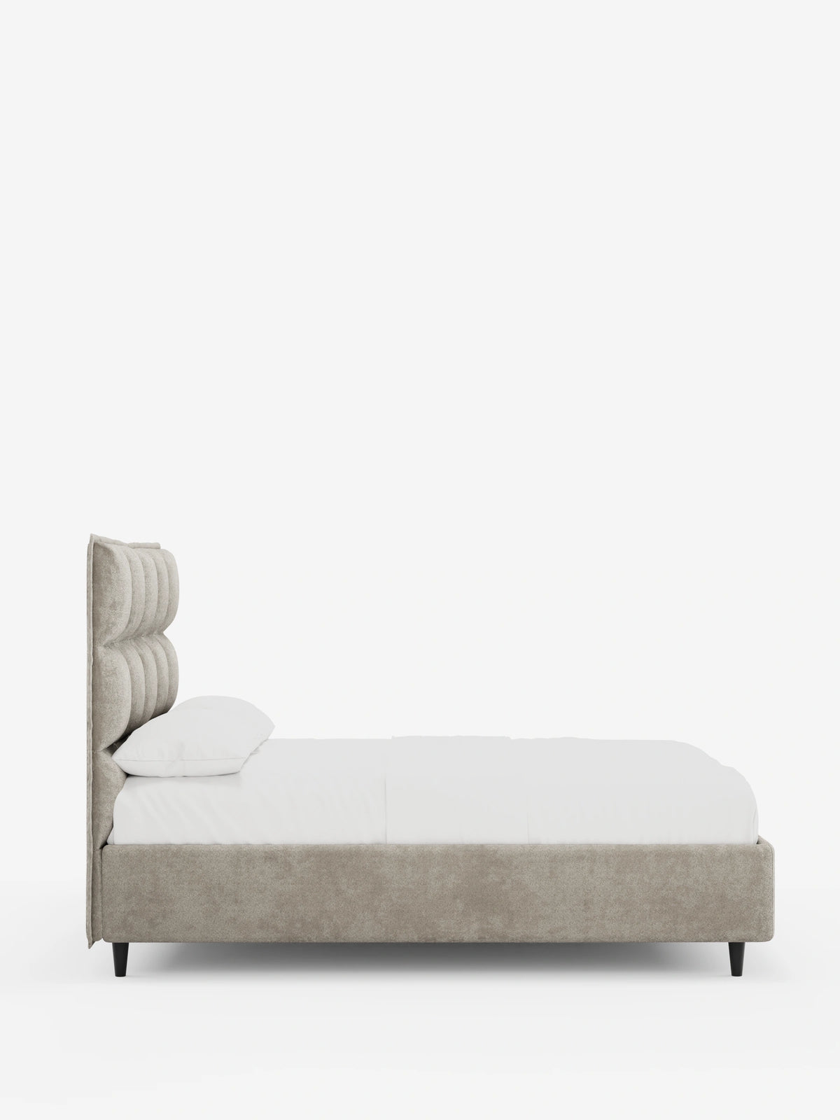 Vista laterale di un letto imbottito AURO color beige con contenitore e testiera alta capitonné in ciniglia Oeko-Tex®, rivestito con lenzuola bianche, su gambe corte in legno scuro, su uno sfondo bianco a tinta unita.